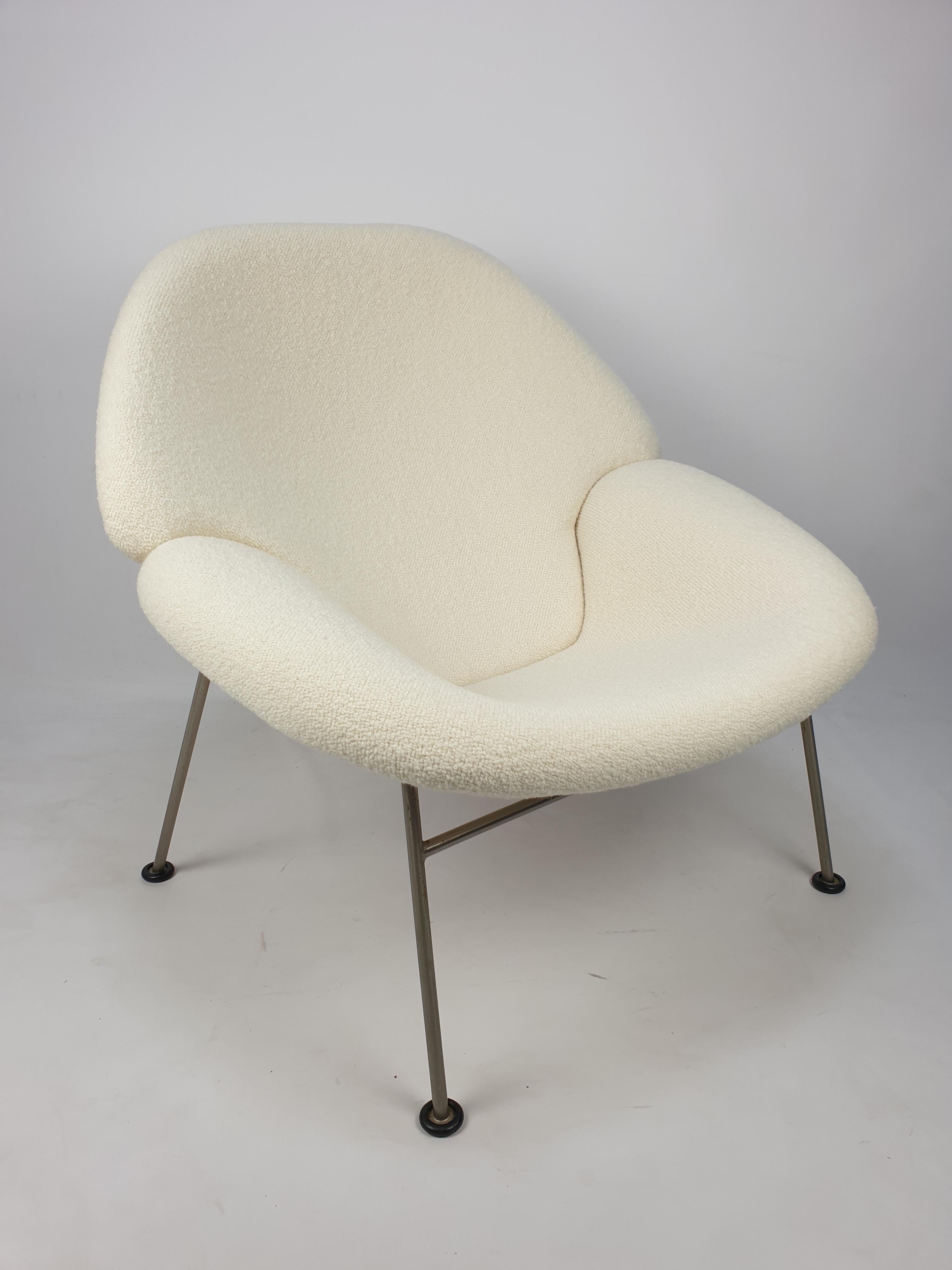 Very rare F555 model, designed by Pierre Paulin for Artifort in the 60's.
Just upholstered with new foam and lovely Pierre Frey bouclé fabric. The chair is in perfect condition. Very comfortable chair!
  