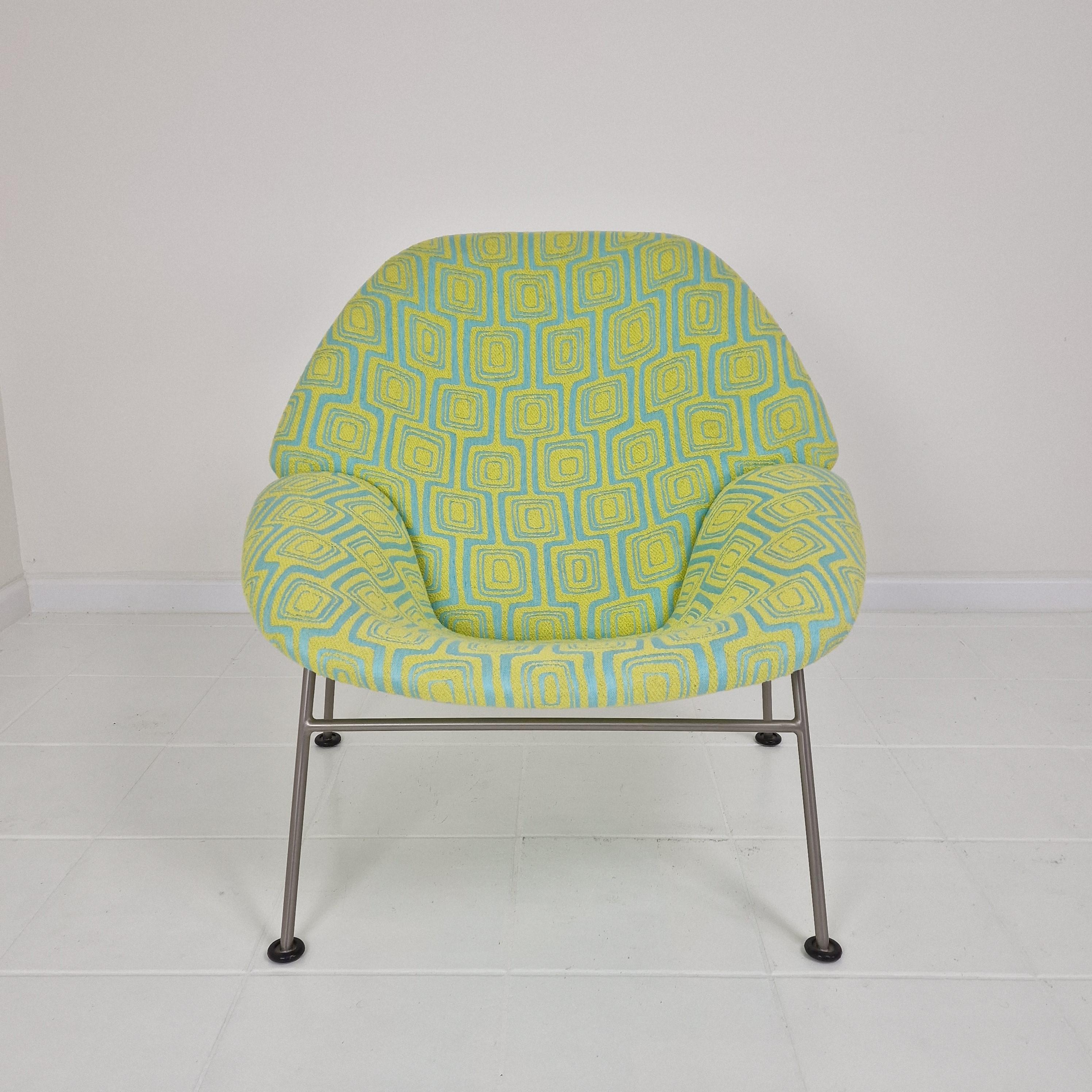Rarissimo modello F555, disegnato da Pierre Paulin per Artifort negli anni '60.
Eseguita con tessuto verde e giallo di alta qualità e originale degli anni '80.

Forse il design era troppo in anticipo sui tempi?  
L'F555 non ha avuto molto successo