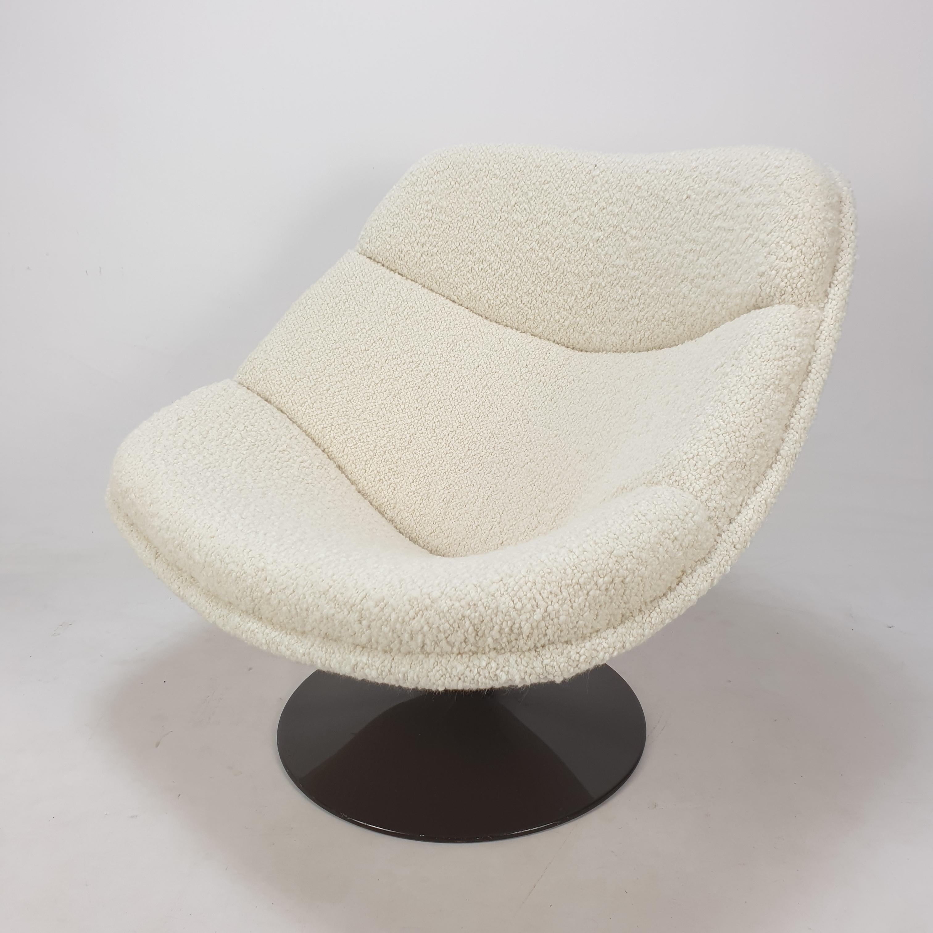 Lovely lounge chair set, designed by Pierre Paulin in 1961.
Two very comfortable pivoting chairs with a ottoman.

This model F557 is the first edition of the oyster chair and is shortly produced (till 1965), that's why this chair is rare.