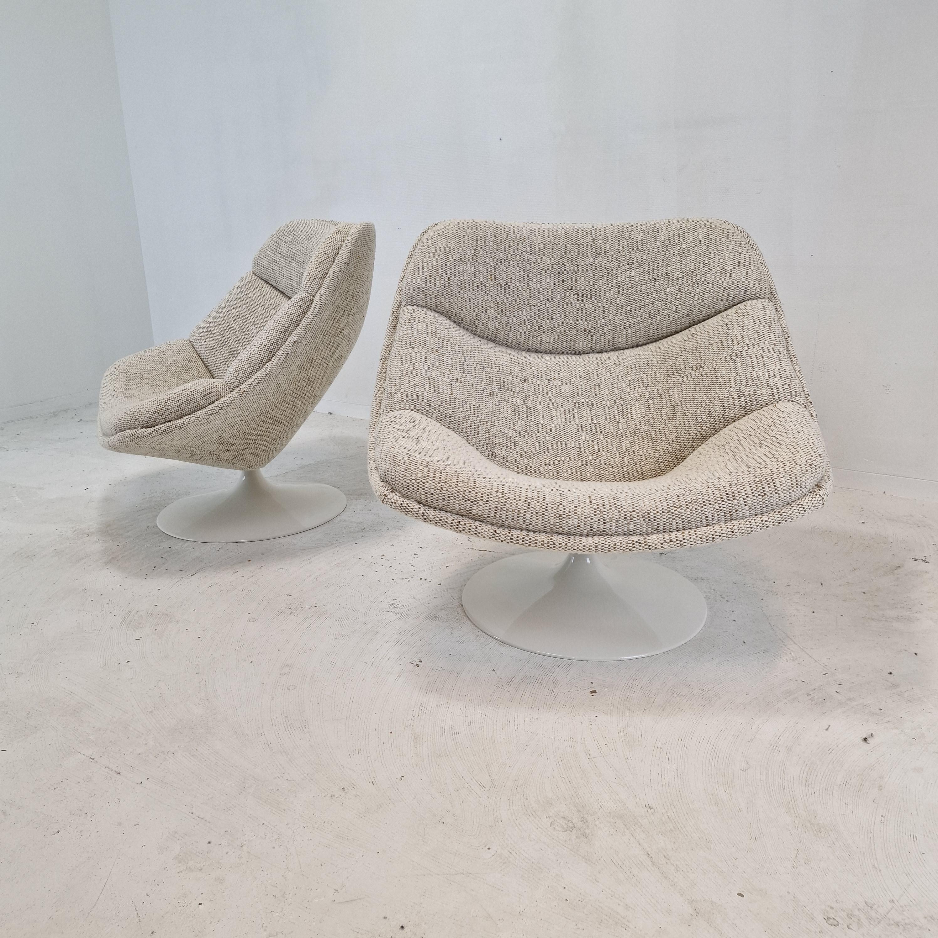 Lovely lounge chair set, designed by Pierre Paulin in 1961.
Two very comfortable pivoting lounge chairs.

This model F557 is the first edition of the Oyster Chair and is shortly produced (till 1965), that's why this chair is rare. 

Both chairs