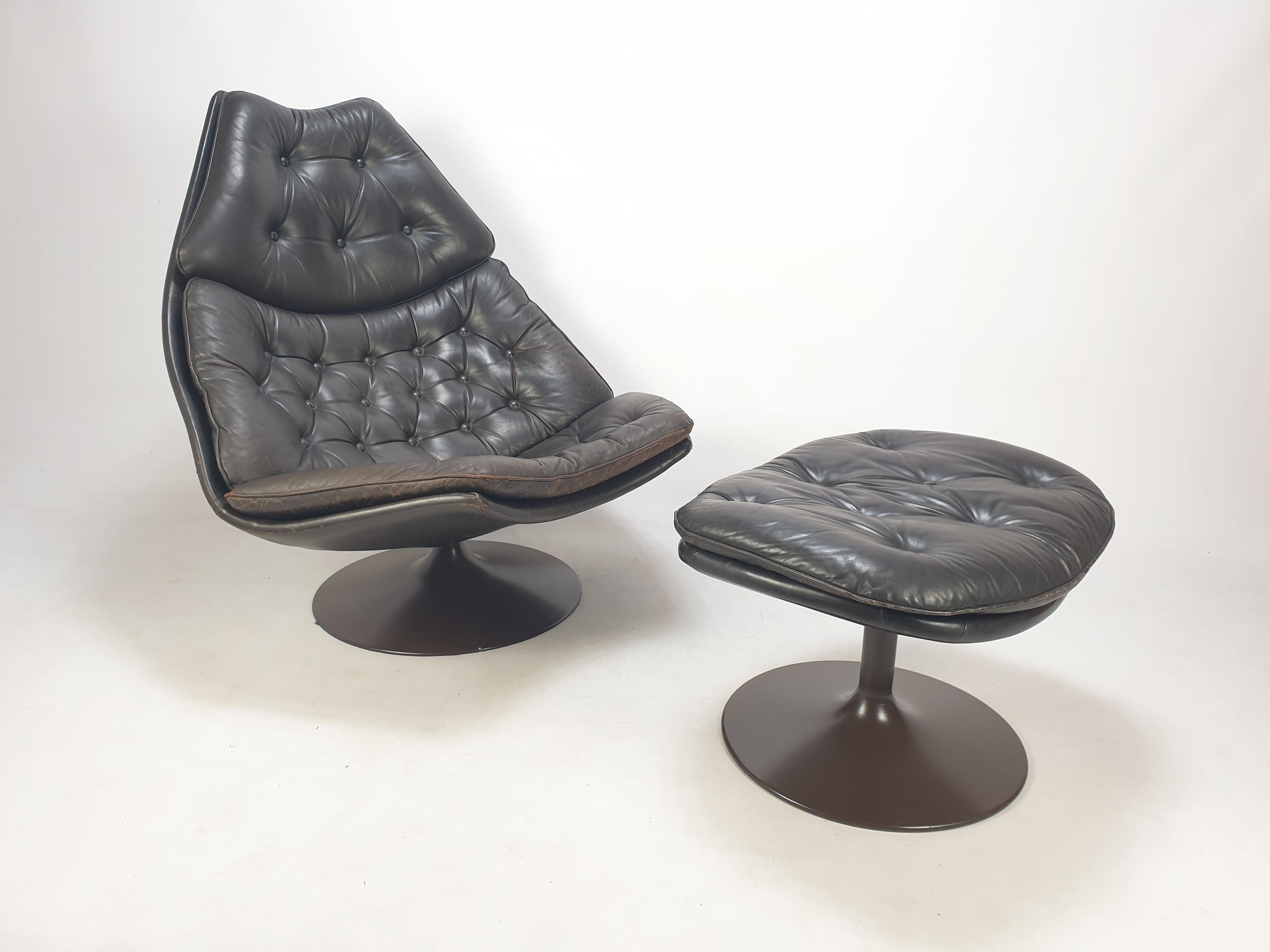 Very comfortable midcentury Artifort lounge chair, model F588, with Ottoman.

This set is designed by the famous English designer Geoffrey Harcourt in the 60's. 

It is has the original leather with the expected traces of use.
The leather has a