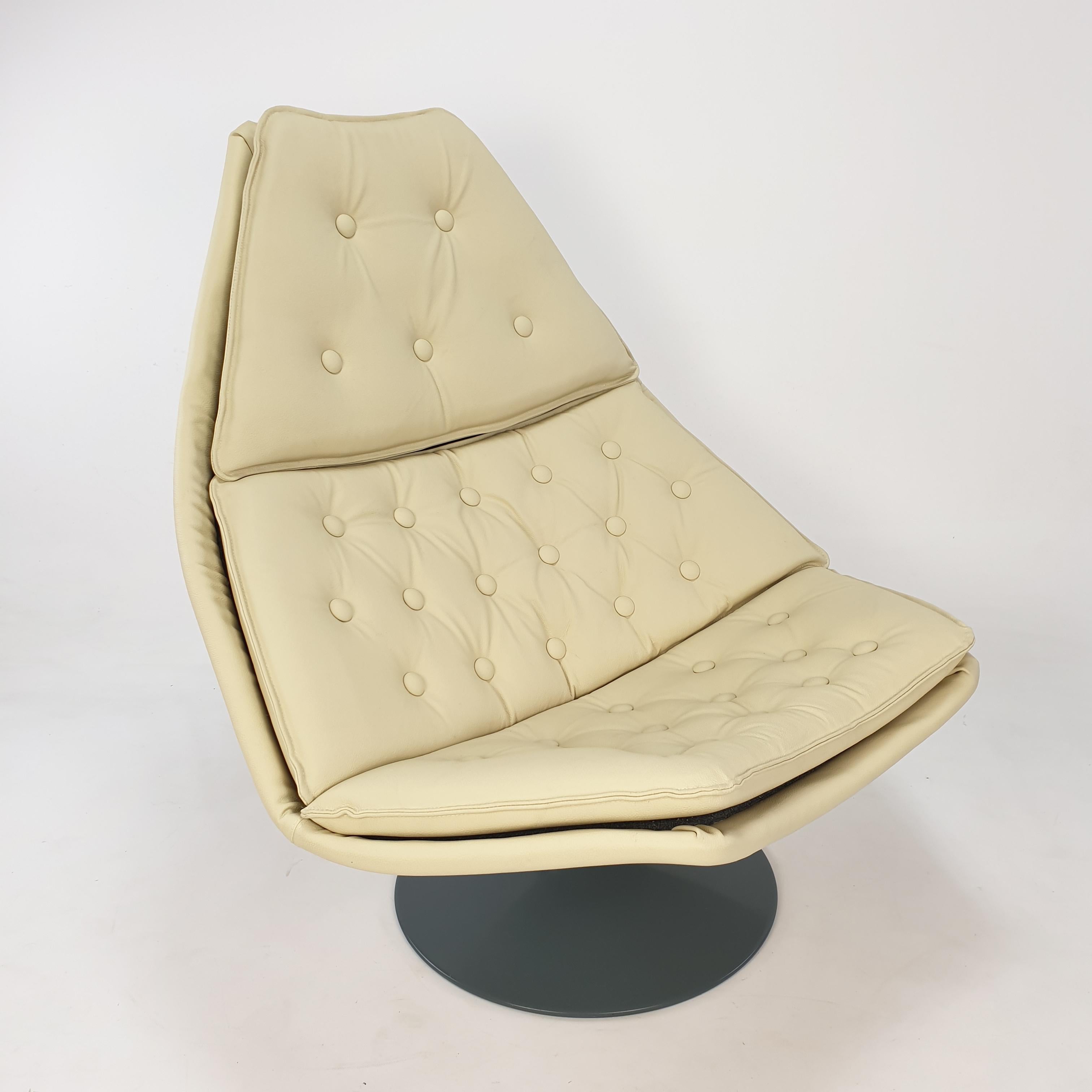 Very comfortable midcentury Artifort lounge chair, model F588 Designed by the famous English designer Geoffrey Harcourt in the 60's. Just reupholstered with high quality leather and new foam, so it is in perfect condition. It has a metal rotating