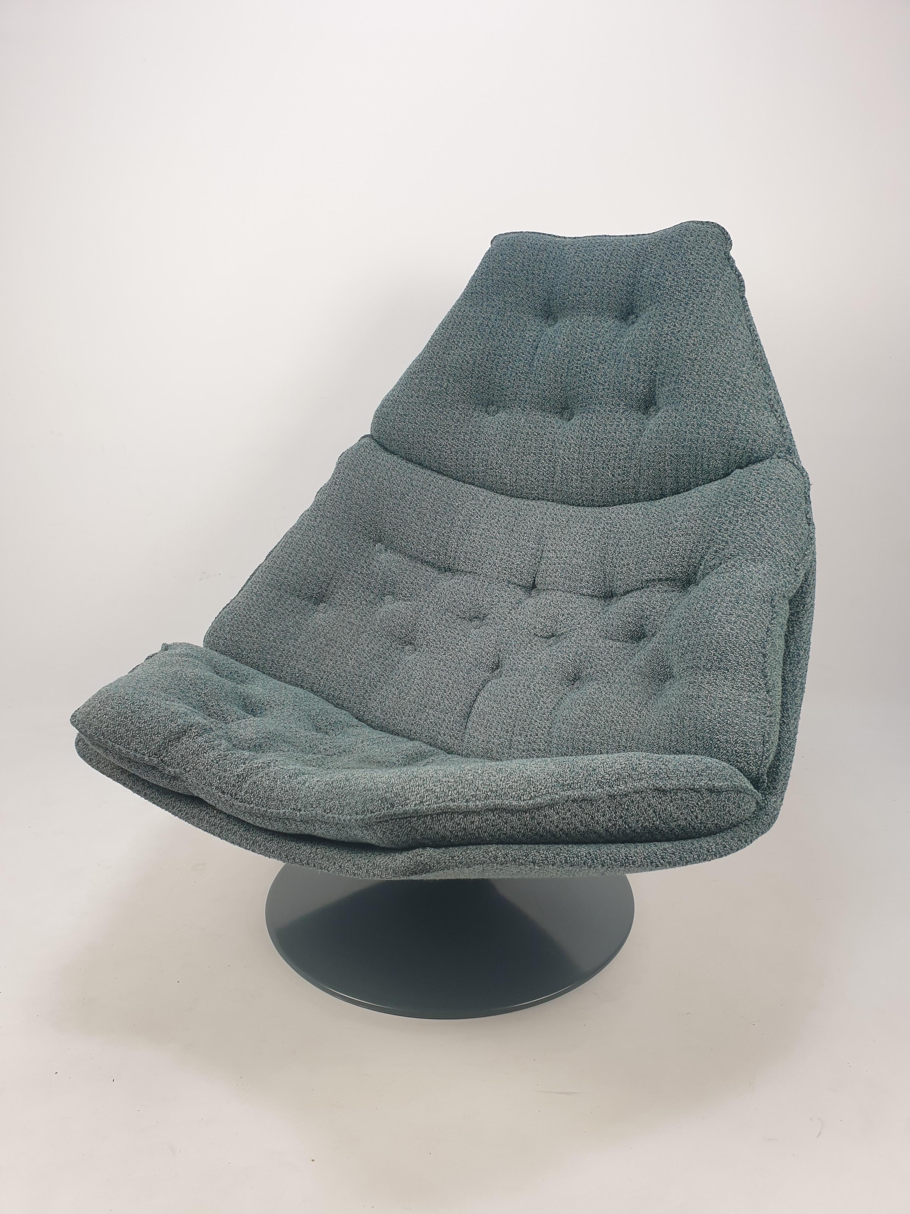 Very comfortable Artifort lounge chair, model F588. 
Designed by the famous English designer Geoffrey Harcourt in the 60's. 

It is reupholstered with wool fabric. 

This particular chair is fabricated in 1968 and it has a metal foot.
