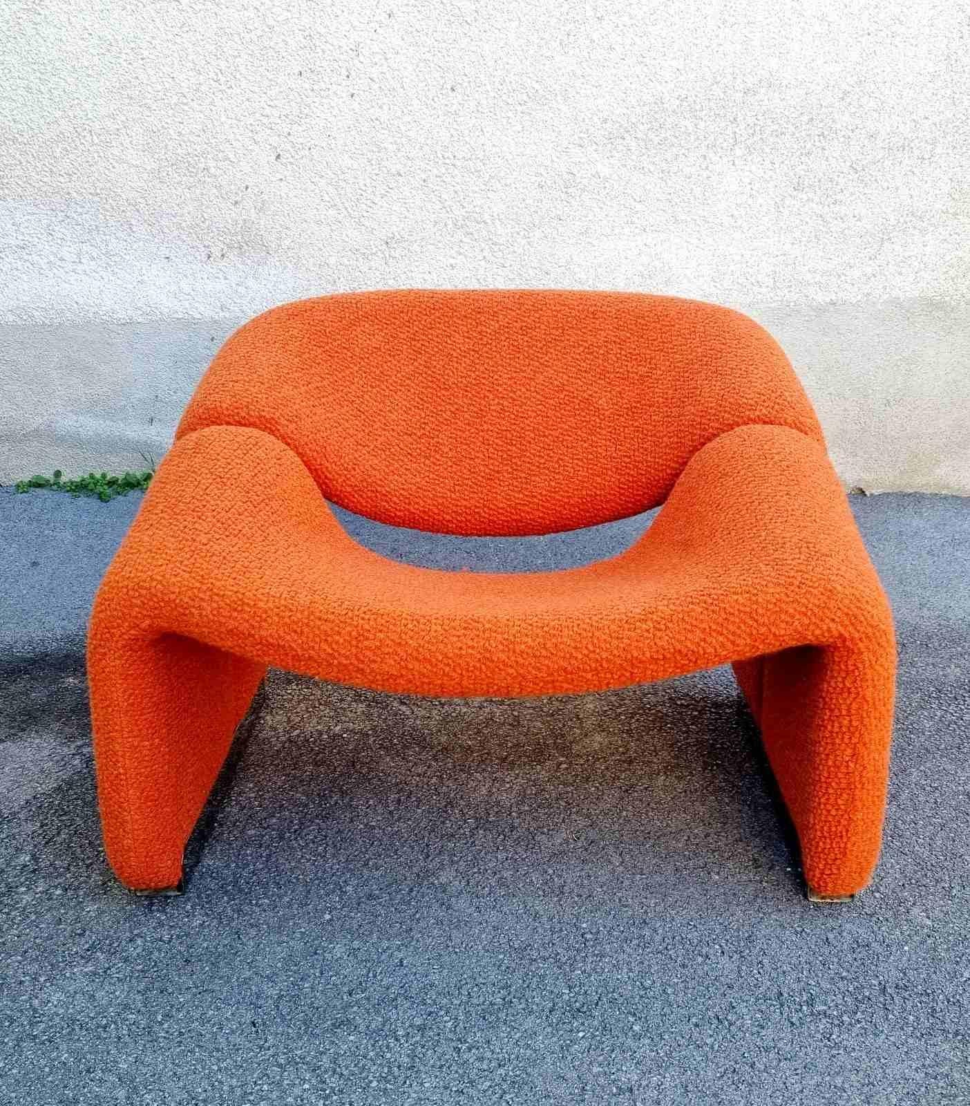 La sedia Groovy, o F598, è stata progettata nel 1973 dal designer francese Pierre Paulin per il produttore di mobili d'avanguardia olandese Artifort. La loro compattezza, unita a un grande comfort e, ovviamente, a un look iconico, hanno reso questa