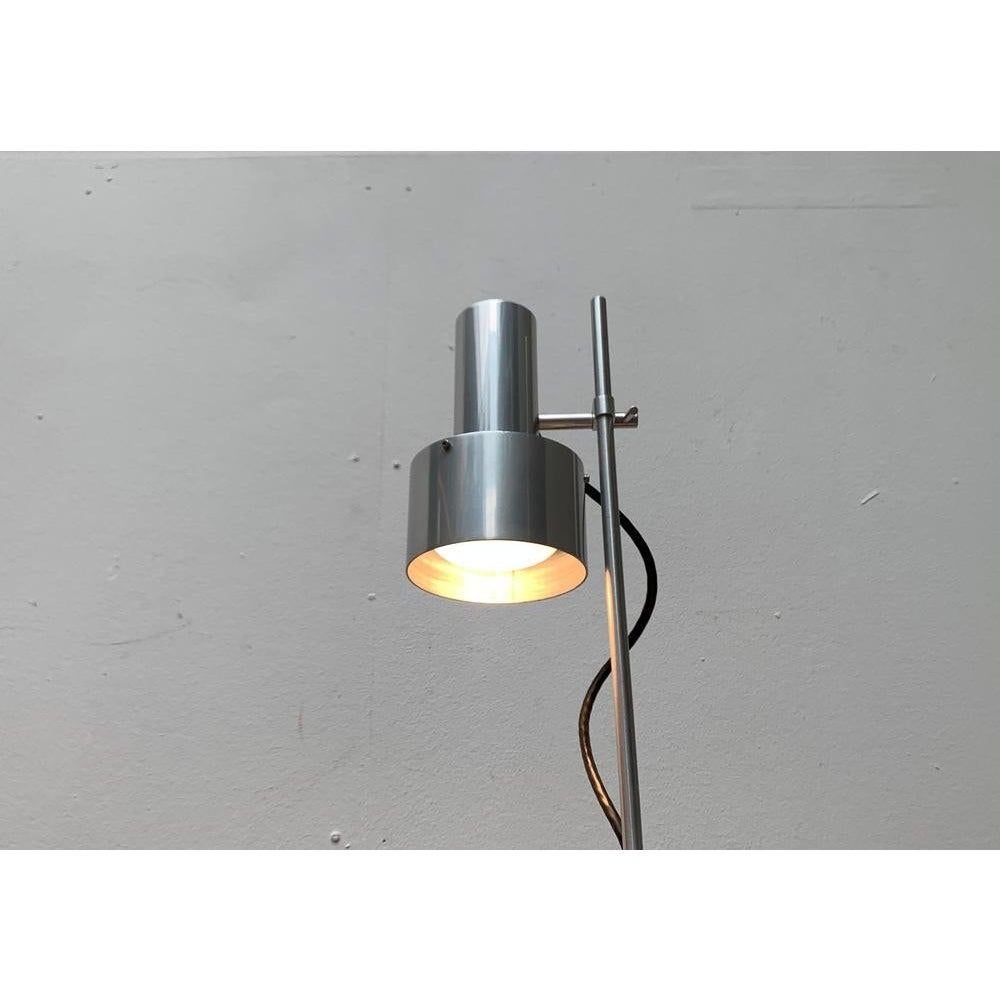 Rarísima lámpara de sobremesa de Architectural Lighting según un diseño del conocido diseñador industrial Peter Nelson de los años 60.

El lenguaje de diseño y la materialidad de los diseños de Nelson reflejan su experiencia en la industria