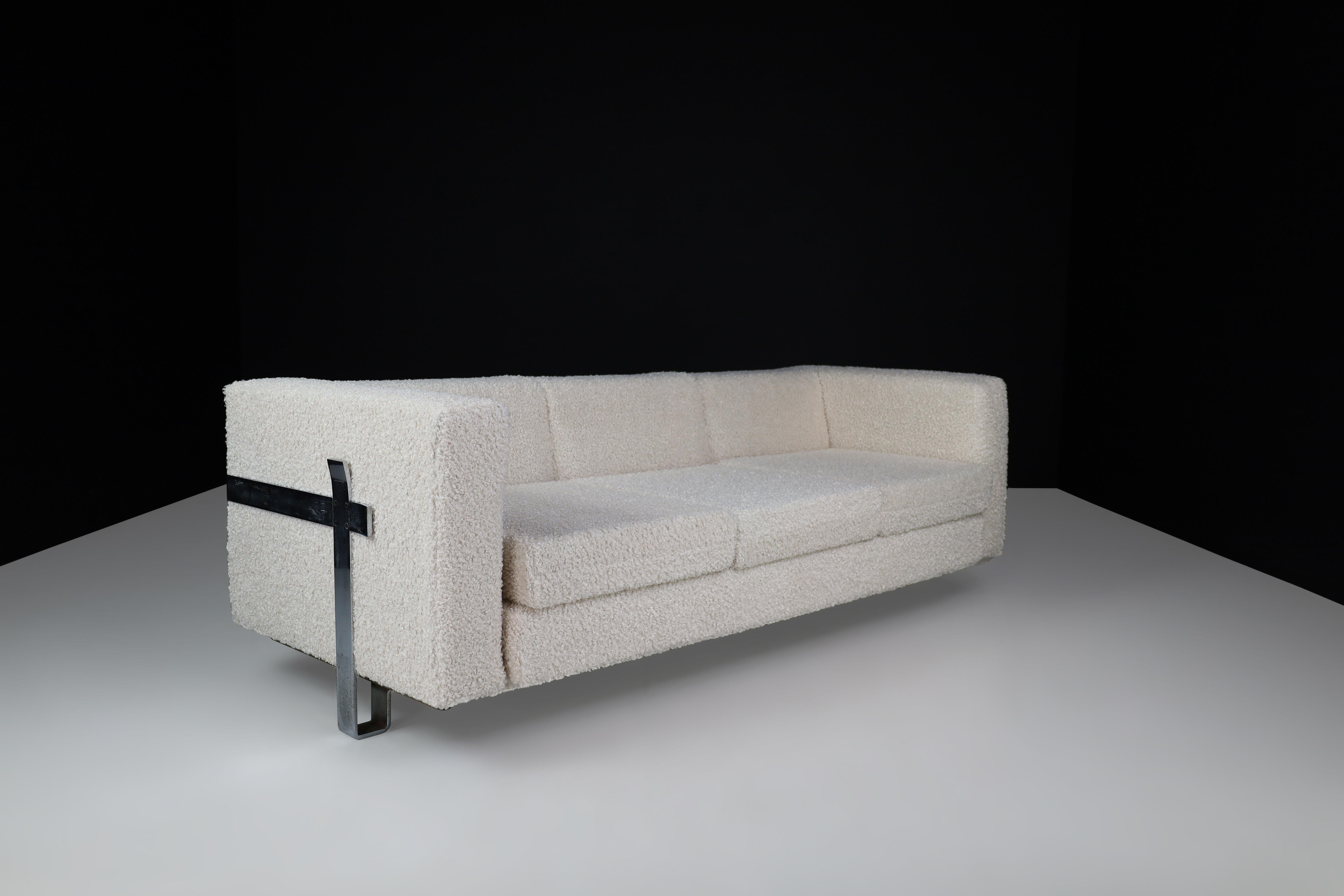 Mid century Fabric sofa designed by Luigi Caccia Dominioni for Azucena Italia , 1950s

This mid-century sofa, designed by Luigi Caccia Dominioni for Azucena Italia, is a stunning piece that demands attention. Upholstered in Bouclé and featuring