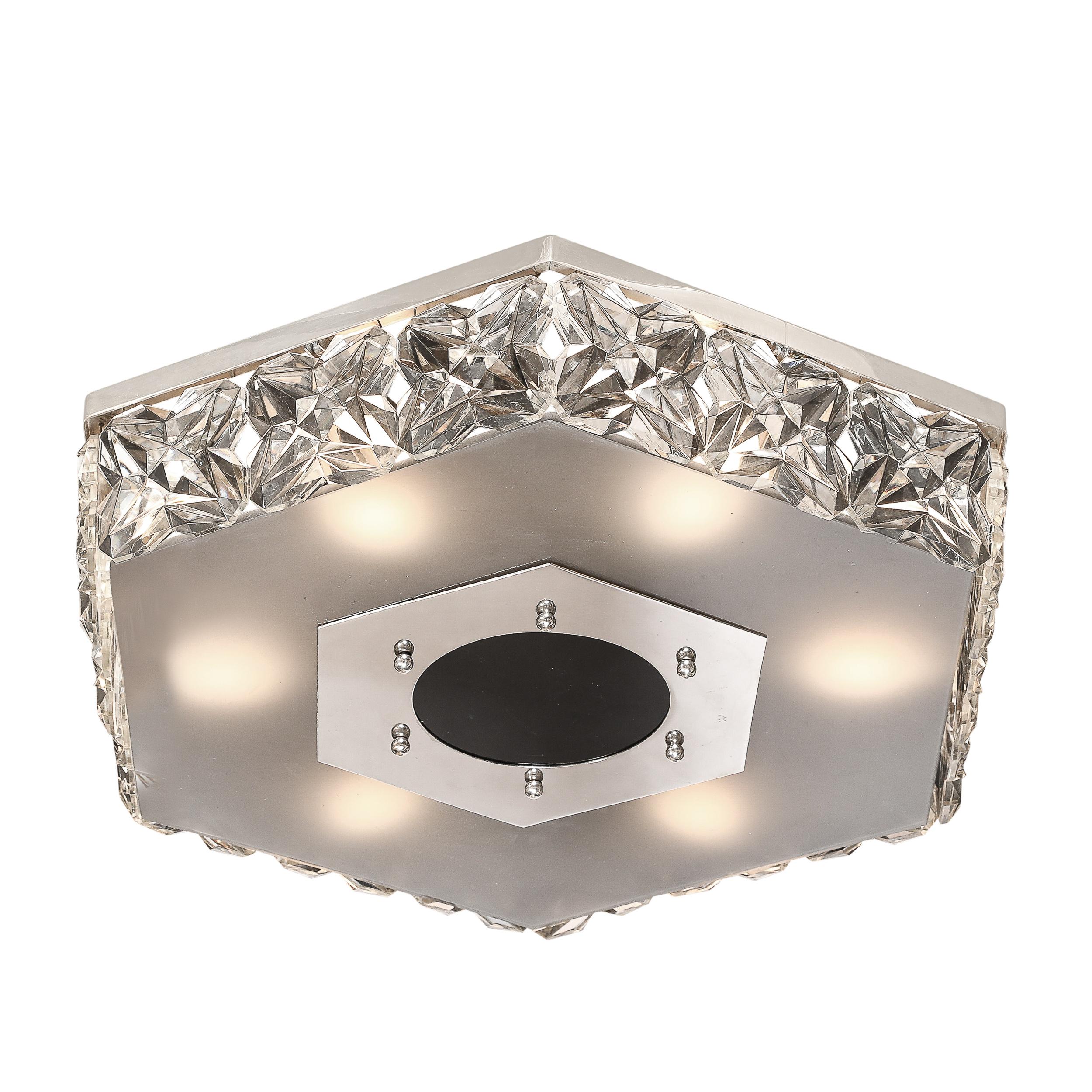 Esta brillante araña modernista de mediados de siglo, de cristal facetado y forma hexagonal, es obra de Kinkeldey y procede de Austria, circa 1960. Este montaje empotrado presenta una composición hexagonal con una pantalla de cristal esmerilado en