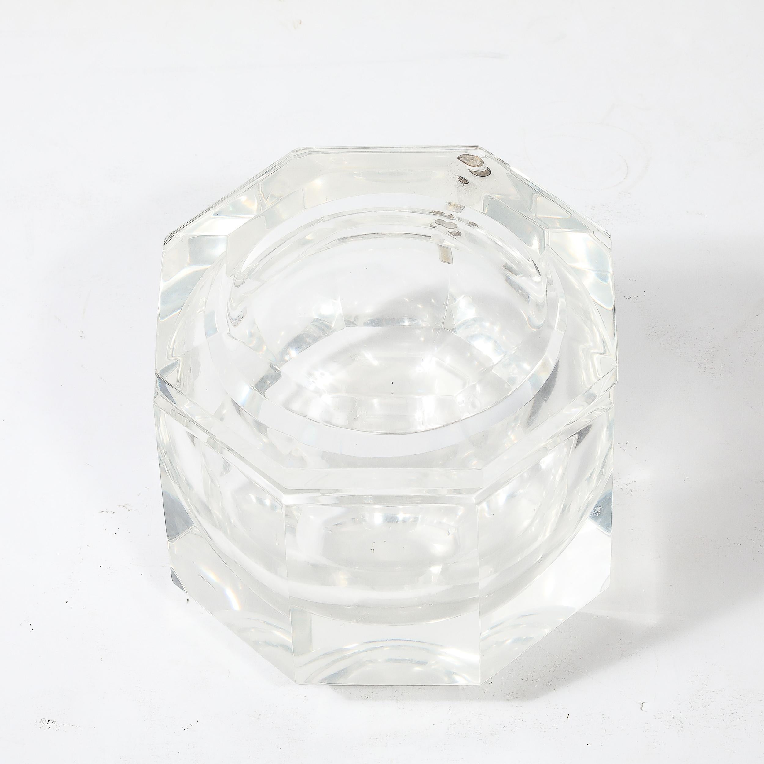 Cubitera octogonal facetada de Lucite de mediados de siglo by Carole Stupell Estadounidense en venta