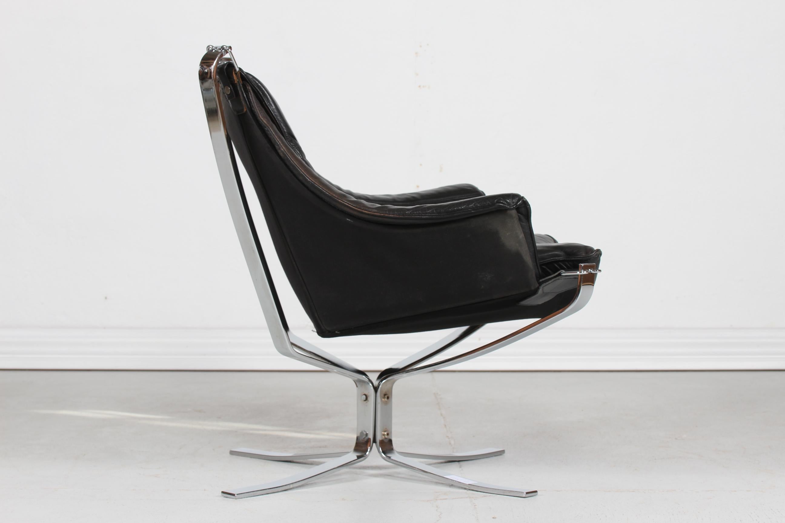Super rare Falcon chair with armrest and chrome steel base.
The cushions are upholstered with genuine black leather in very good and strong quality.
The chair is made by Swedish Vatne Møbler in the 1970s.