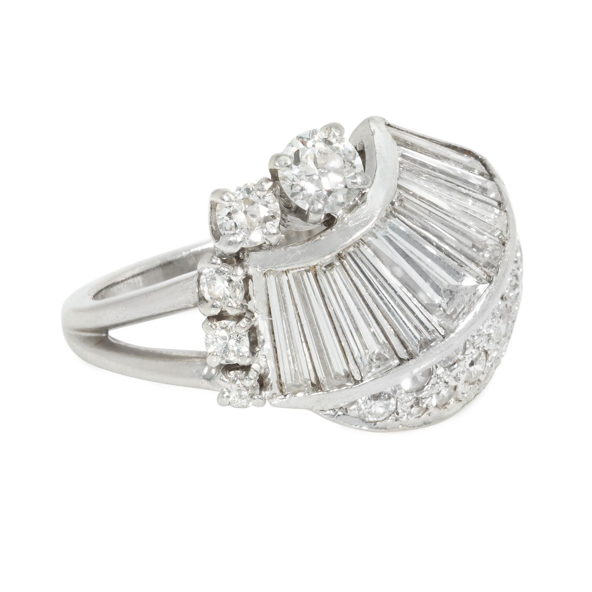 Bague en platine à diamants ronds et calibrés du milieu du siècle, en forme d'éventail superposé, Cummings Inc.

* Livraison gratuite
* Inclut une lettre d'authenticité à des fins d'assurance
* N'hésitez pas à demander une vidéo ou des photos