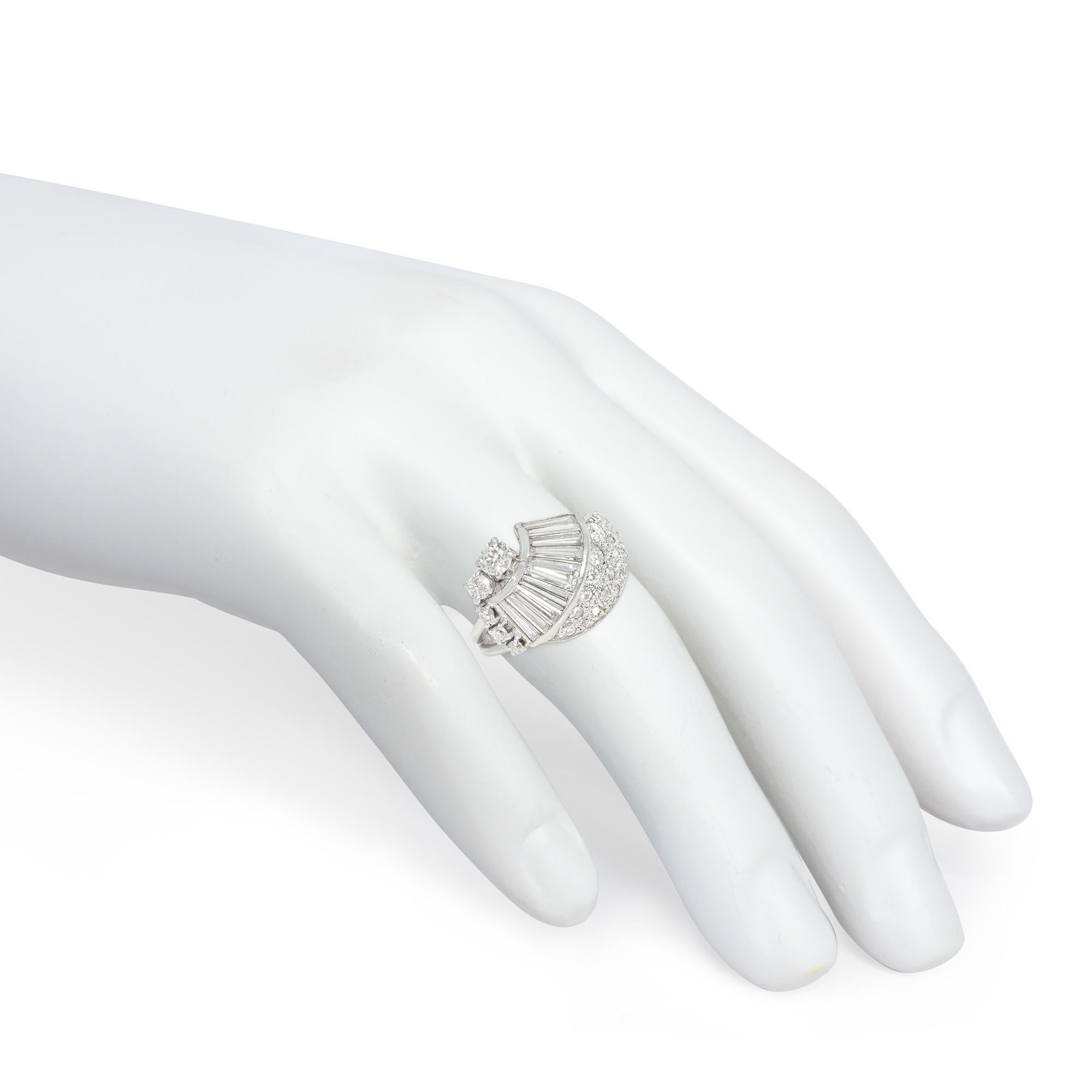 Bague à diamant en forme d'éventail du milieu du siècle dernier Bon état - En vente à New York, NY