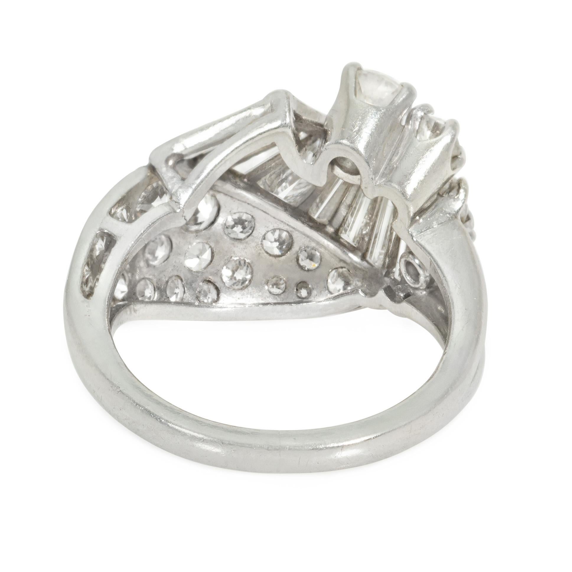 Bague à diamant en forme d'éventail du milieu du siècle dernier Unisexe en vente
