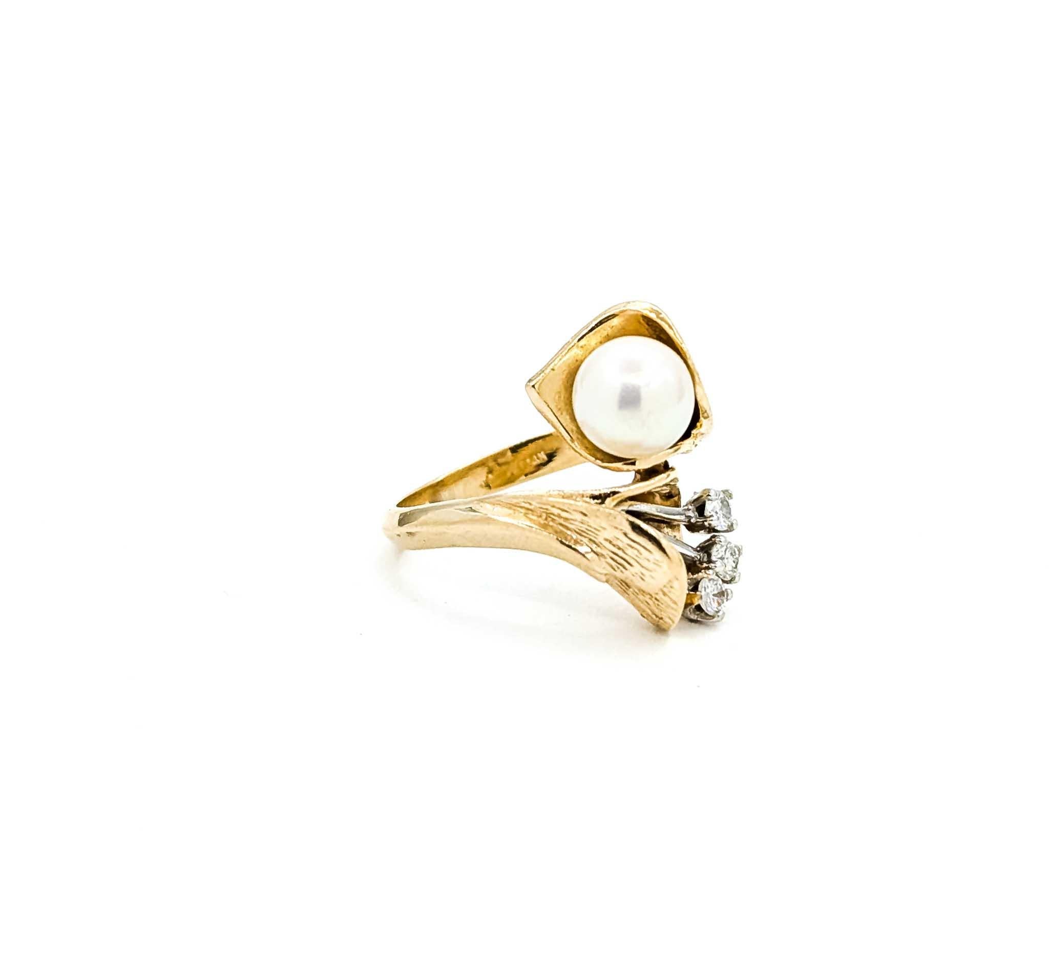 Introducing this exquisite ring, crafted in a mid-century fan style that beautifully captures the elegance of the era. The ring showcases a luminous 6.8mm Akoya pearl, perfectly complemented by a delicate arrangement of diamonds. The design features