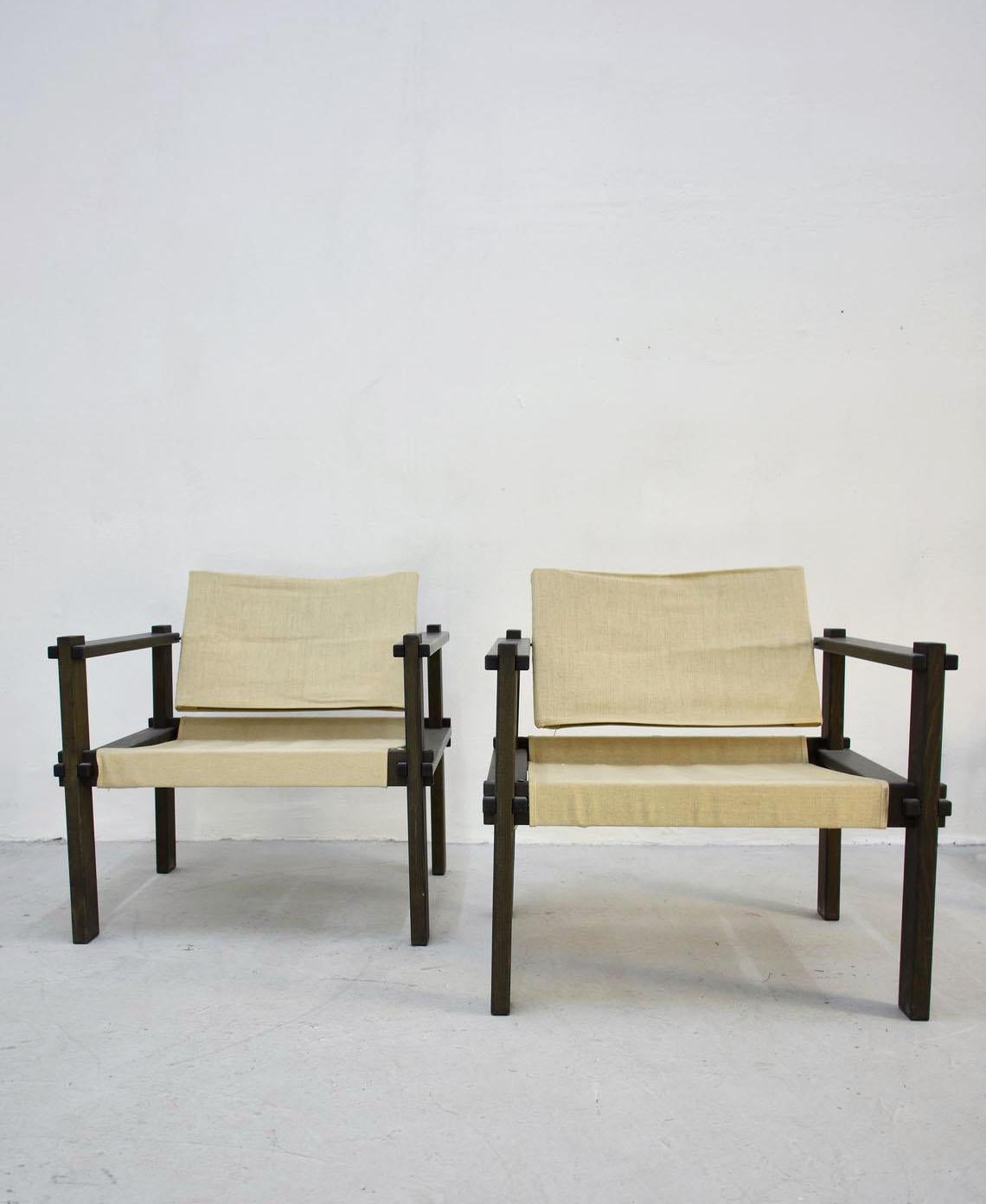 Set of two Farmer Safari chairs and a coffee table designed by Gerd Lange and Produced by Bofinger in 1965

The chairs feature a modernist stained beechwood frame with stretched linen seat and backrest. The backrest is adjustable.

The set is in