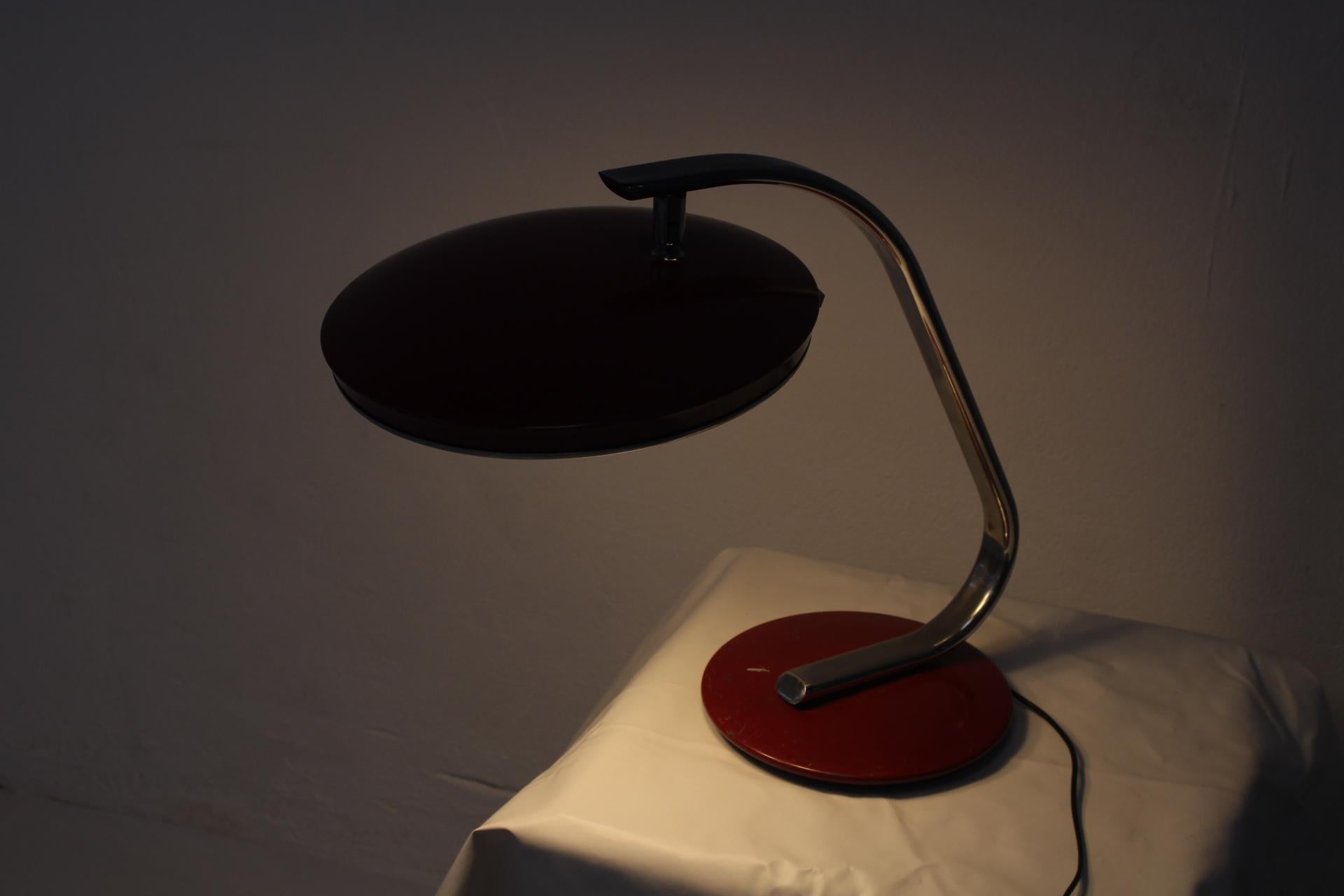 Late 20th Century Midcentury Fase 520-C Bauhaus Design Red Articulated Desk Lamp For Sale