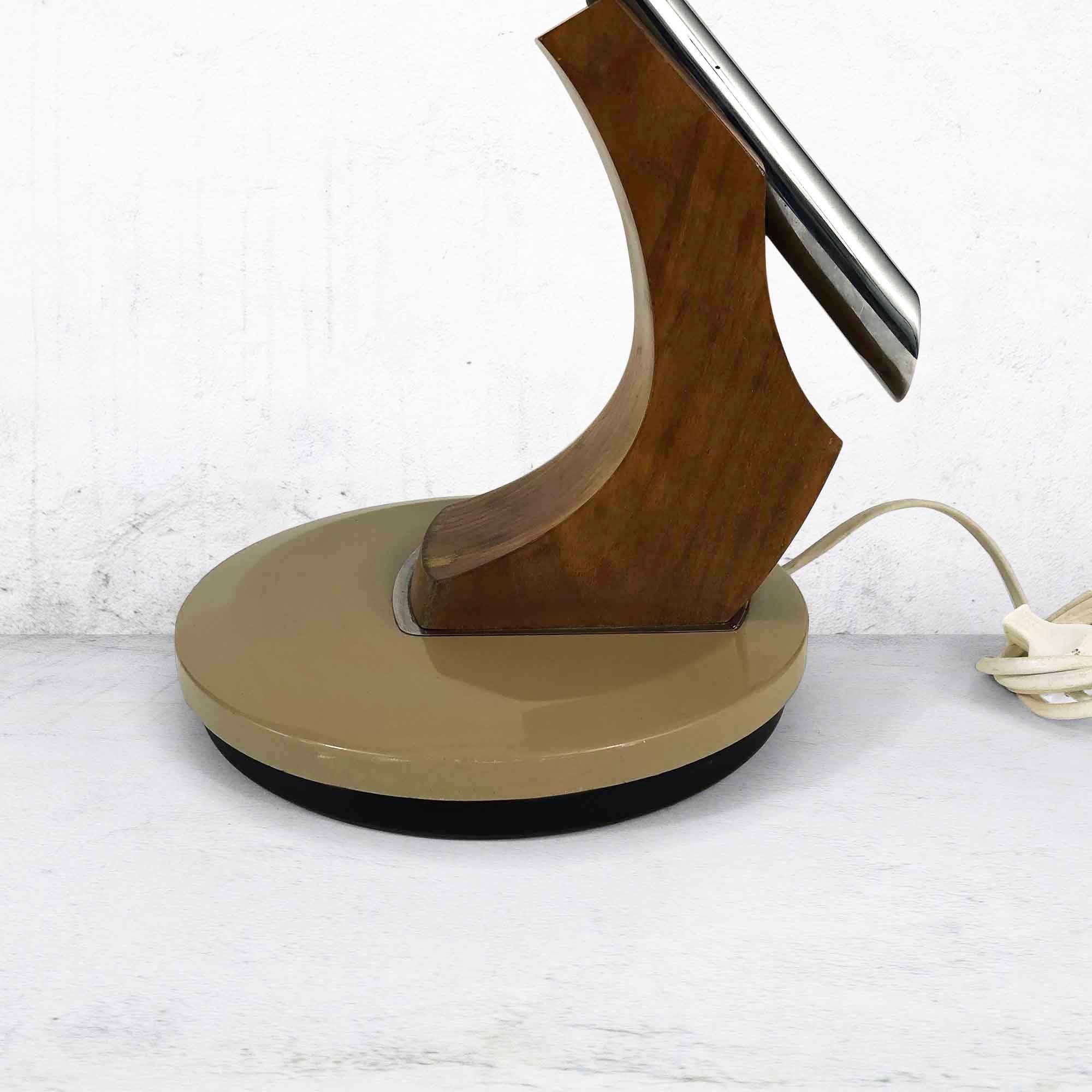 Elegant Fase 530 Rifle desk lamp in the color beige. The base and shade are made from metal and can both rotate. The arm is made of wood and chrome. The glass shade is not original. These types of lamps can be seen frequently in movies or tv-series.
