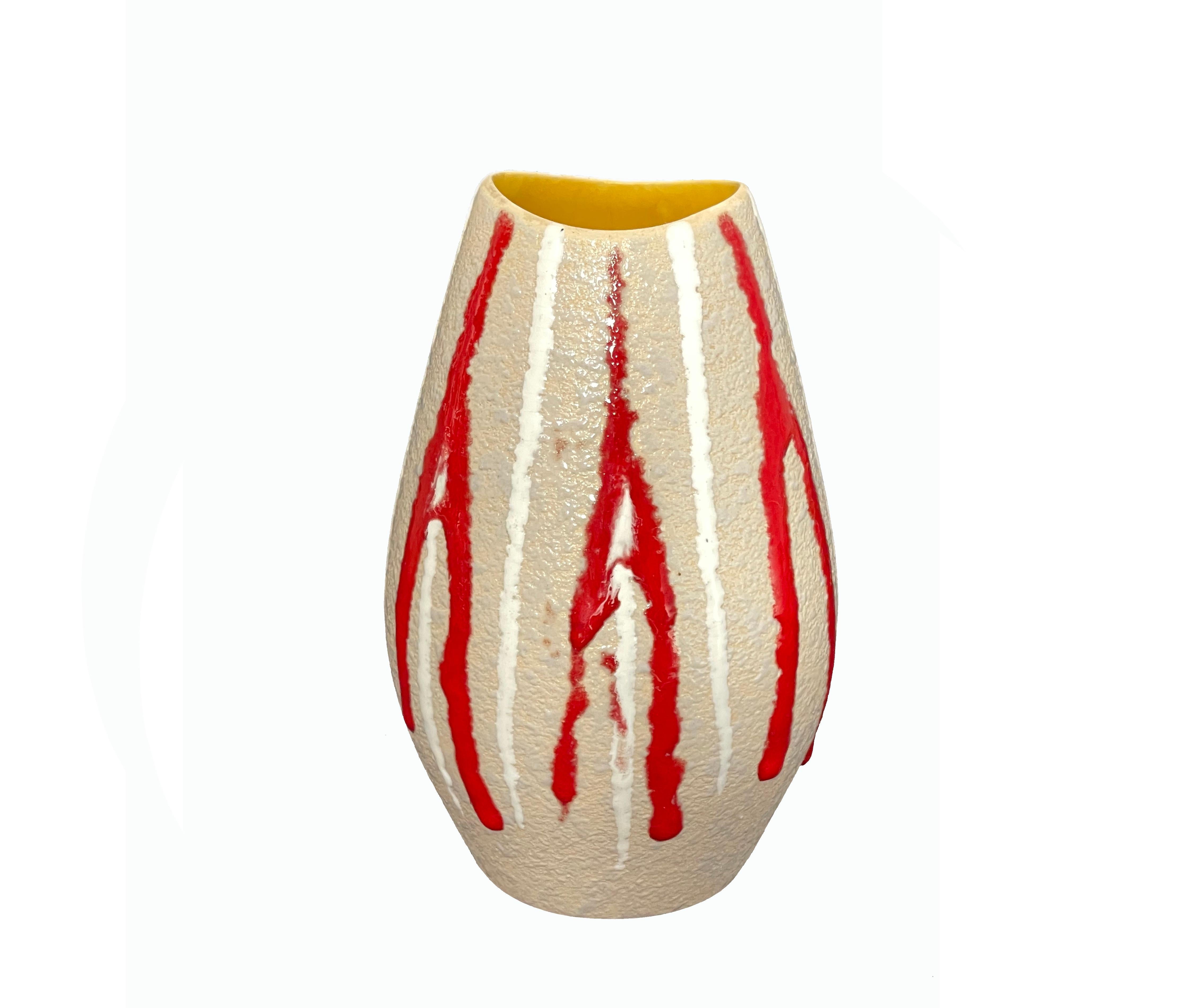 Vase en céramique du milieu du siècle, à rayures zébrées rouges et blanches, avec le célèbre logo allemand.
Bordure 