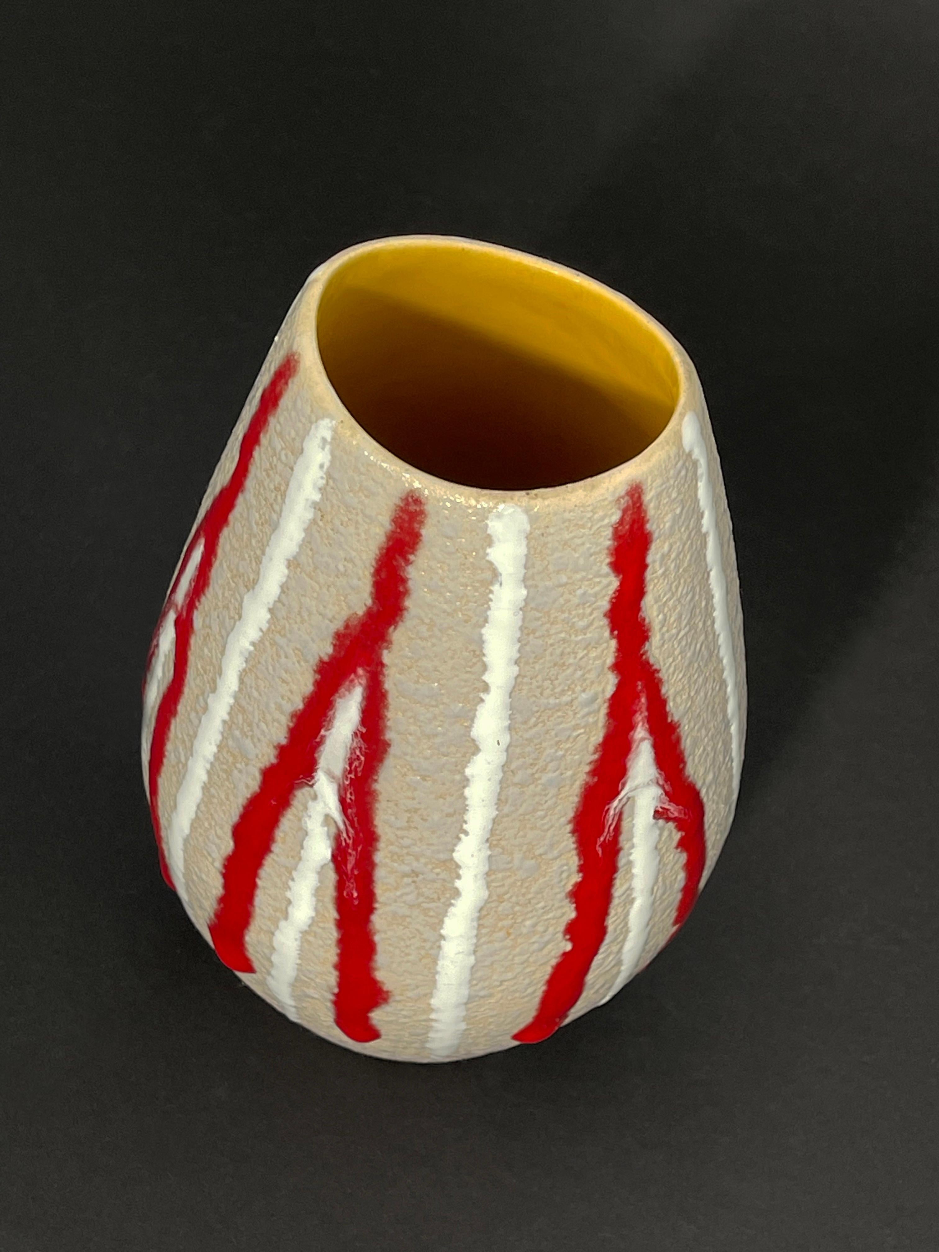 Mid-Century Modern Vase en céramique Fat Lava Studio du milieu du siècle, Red Zebra by 'Foreign' 1960s, Allemagne en vente