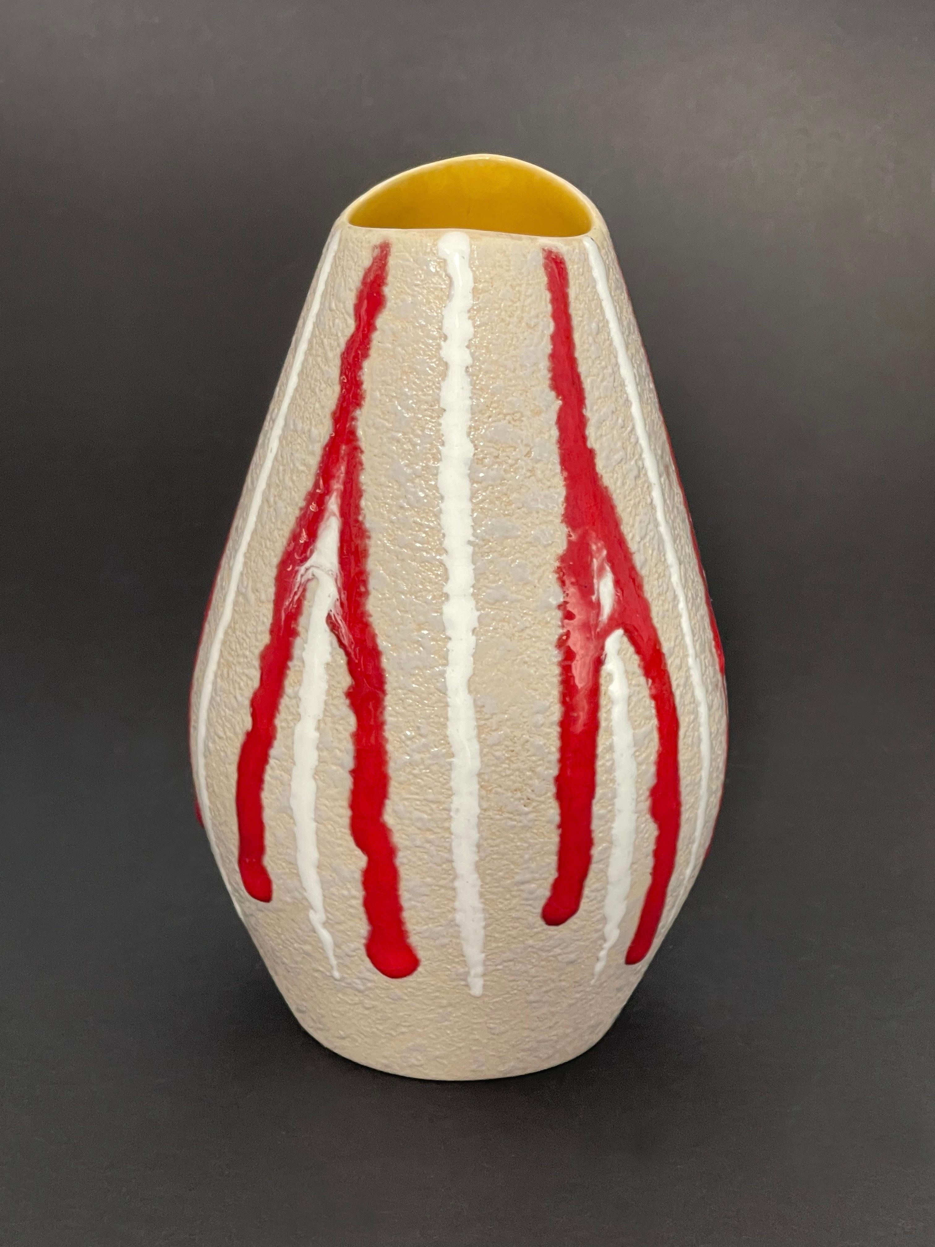 Allemand Vase en céramique Fat Lava Studio du milieu du siècle, Red Zebra by 'Foreign' 1960s, Allemagne en vente