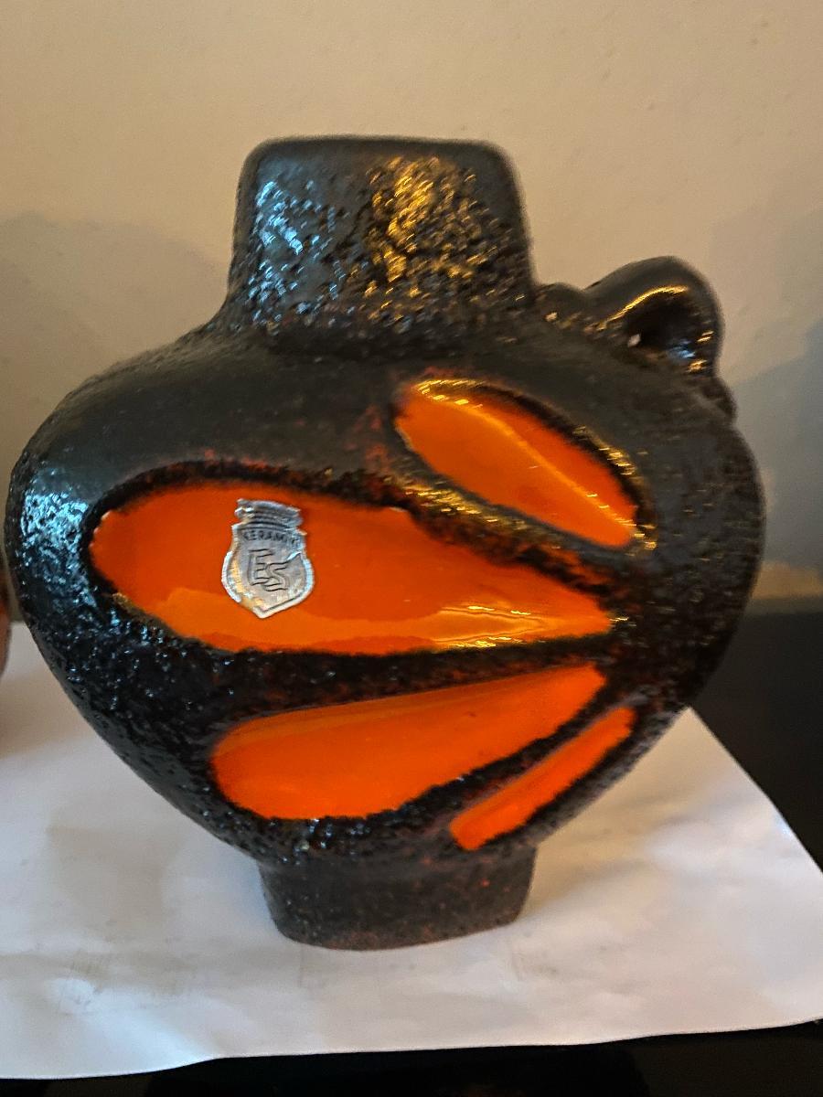 Nice Fat Lava Vase by ES Keramik. This model is sought after.
ES Keramik was founded in Rheinbach in 1921 by Josef Emons & Söhne. The company was split in 1948 (due to financial difficulties resulting from the war). This split formed two factories