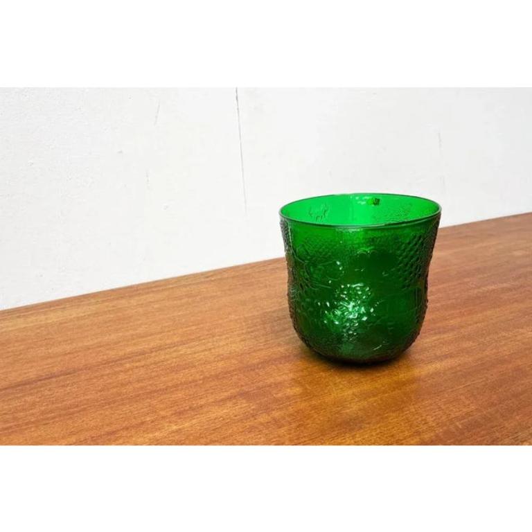Mid-Century Fauna Decor Glass Vase by Oiva Toikka for Arabia, Finland, 1960s, in Very Good conditions. Designed 1960 to 1969 This piece has an attribution mark.

Additional information:
Materials: Glass
Styles: Mid-Century Modern
Country of Origin: