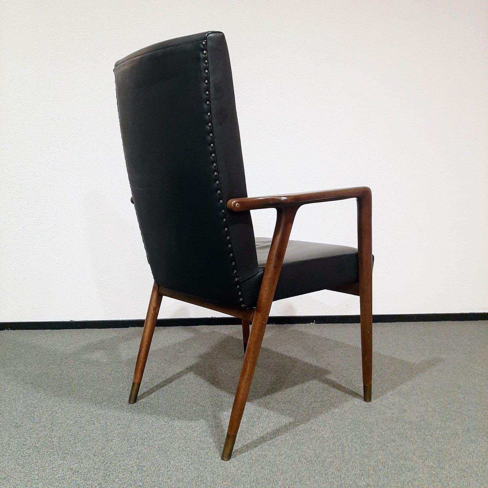 Made of rosewood (Palissander), this  fauteuil with high backrest is an eye-cather.

The chair is very ergonomic and comfortable, due to the high backrest. Excellent chair for tall people.

The chair is made by German manufacturor Münchener