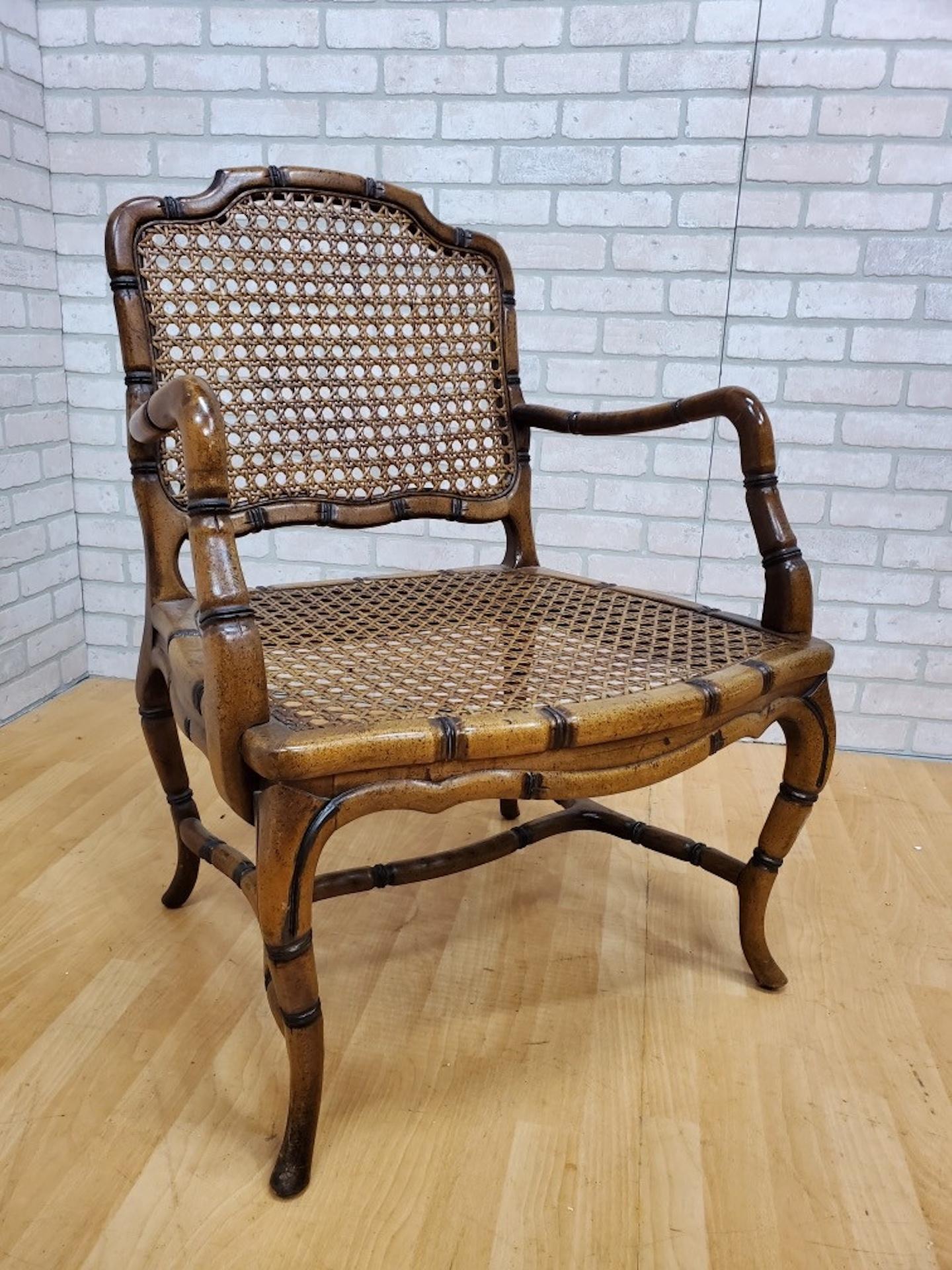 Fauteuil mi-siècle en faux bambou avec dossier et assise en paille

Complétez votre salon avec ce fauteuil à cadre en faux bambou avec des pieds avant et arrière en cabriole, des brancards transversaux et latéraux, ainsi qu'un dossier et une assise