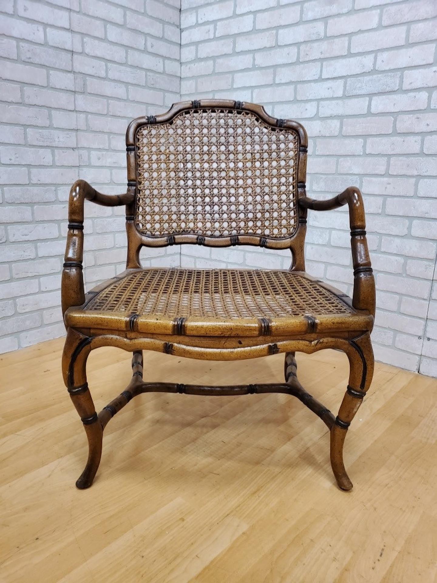 Rustique Fauteuil mi-siècle en faux bambou avec dossier et assise en paille en vente