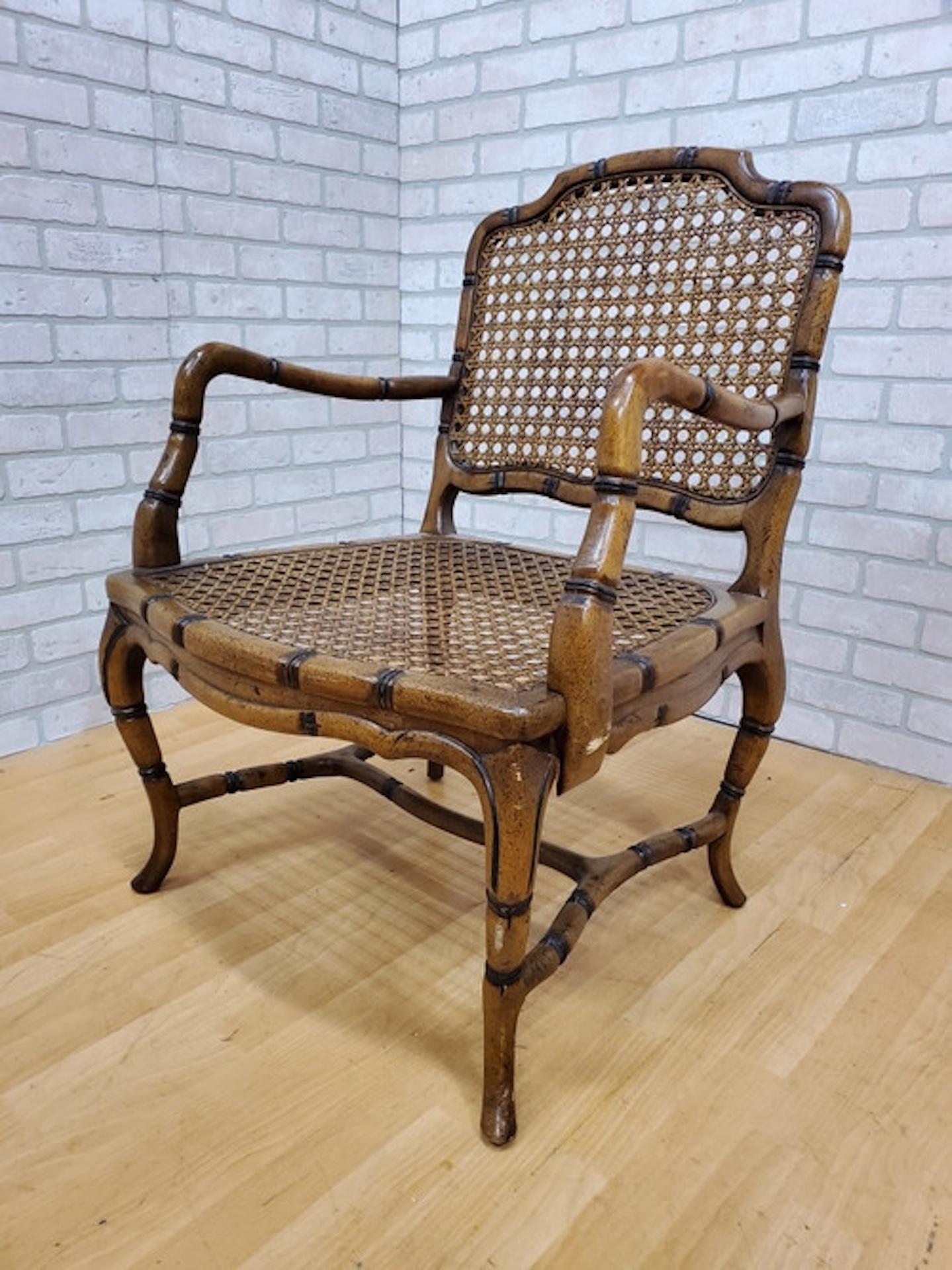 Fauteuil mi-siècle en faux bambou avec dossier et assise en paille Bon état - En vente à Chicago, IL