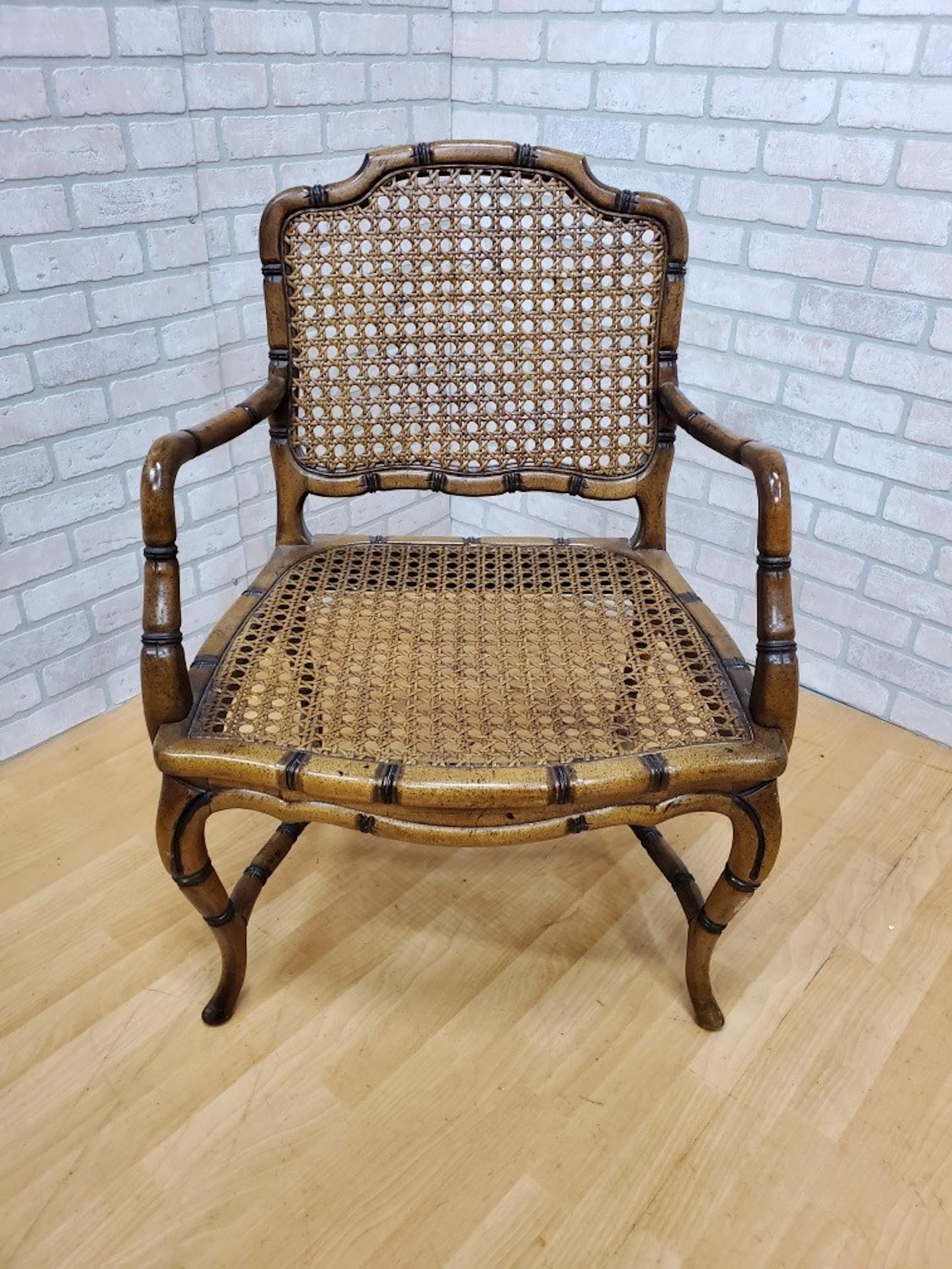 20ième siècle Fauteuil mi-siècle en faux bambou avec dossier et assise en paille en vente