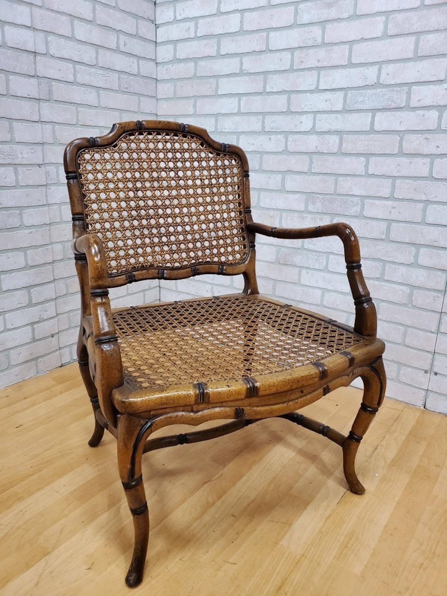 Imitation bambou Fauteuil mi-siècle en faux bambou avec dossier et assise en paille en vente