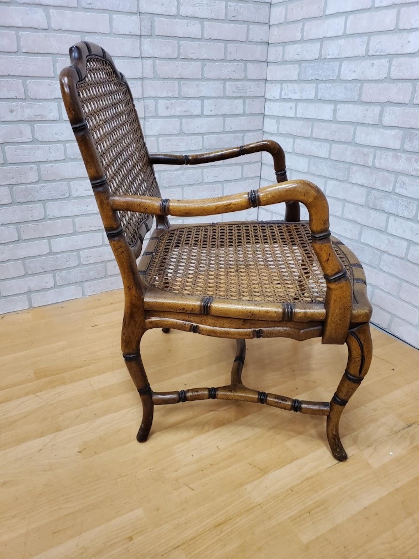 Fauteuil mi-siècle en faux bambou avec dossier et assise en paille en vente 1