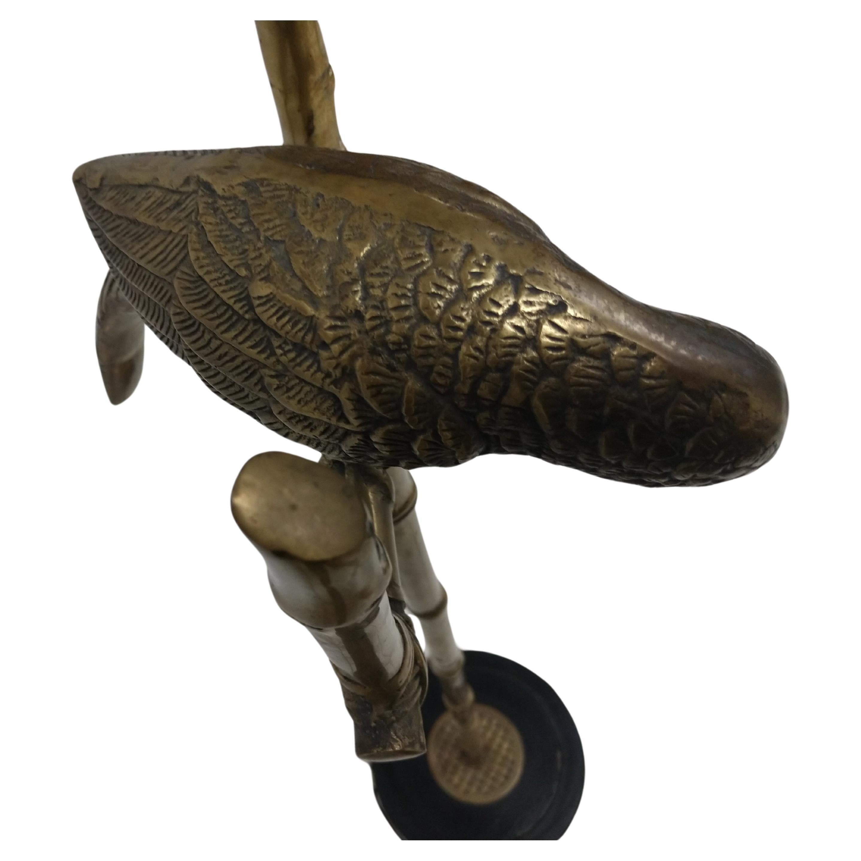 Néoclassique Lampadaire en faux bambou et laiton du milieu du siècle par Frederic Cooper avec oiseau en laiton moulé en vente