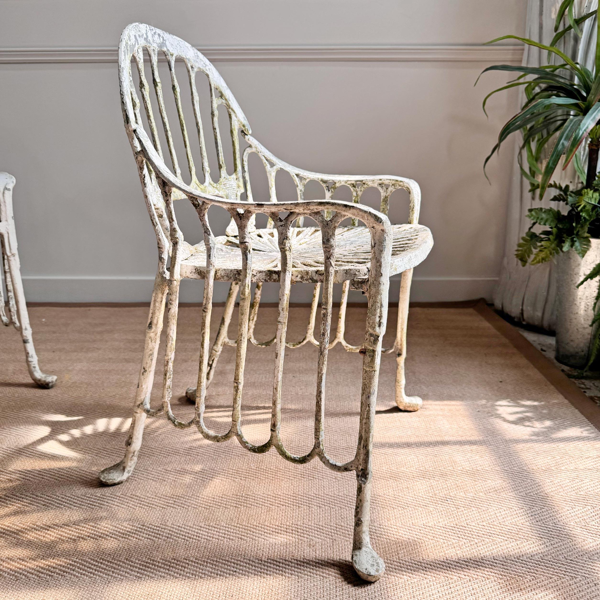 Ensemble exceptionnellement rare de quatre chaises, brésiliennes, vers 1970. Assise en faux bambou et feuilles de palmier, en fonte d'aluminium, d'un design très inhabituel. 



Dante Moretti, Sao Paulo. 



Hauteur 77 cm x Largeur 55 cm x