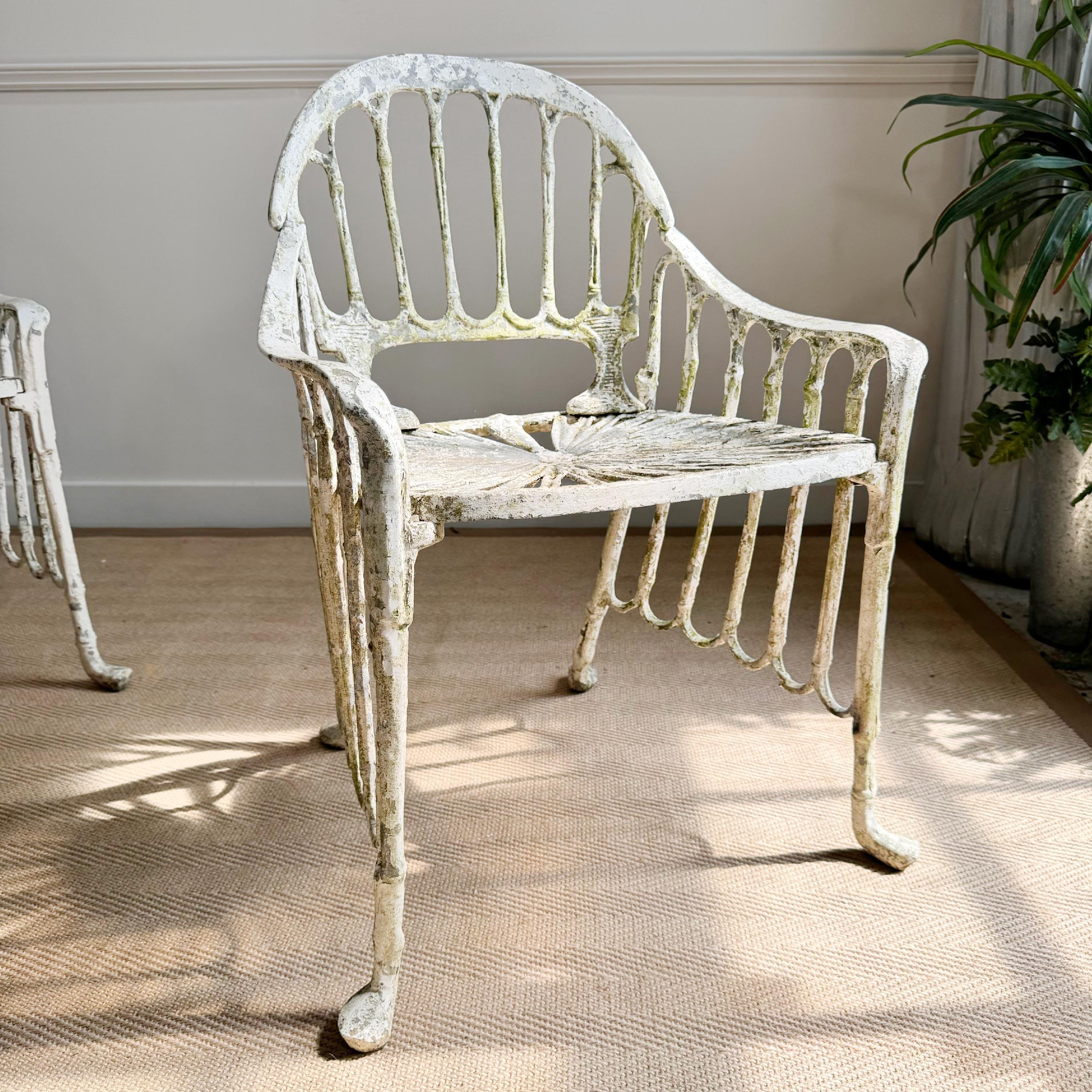 Moulage Chaises de jardin mi-siècle en faux bambou et aluminium moulé en vente
