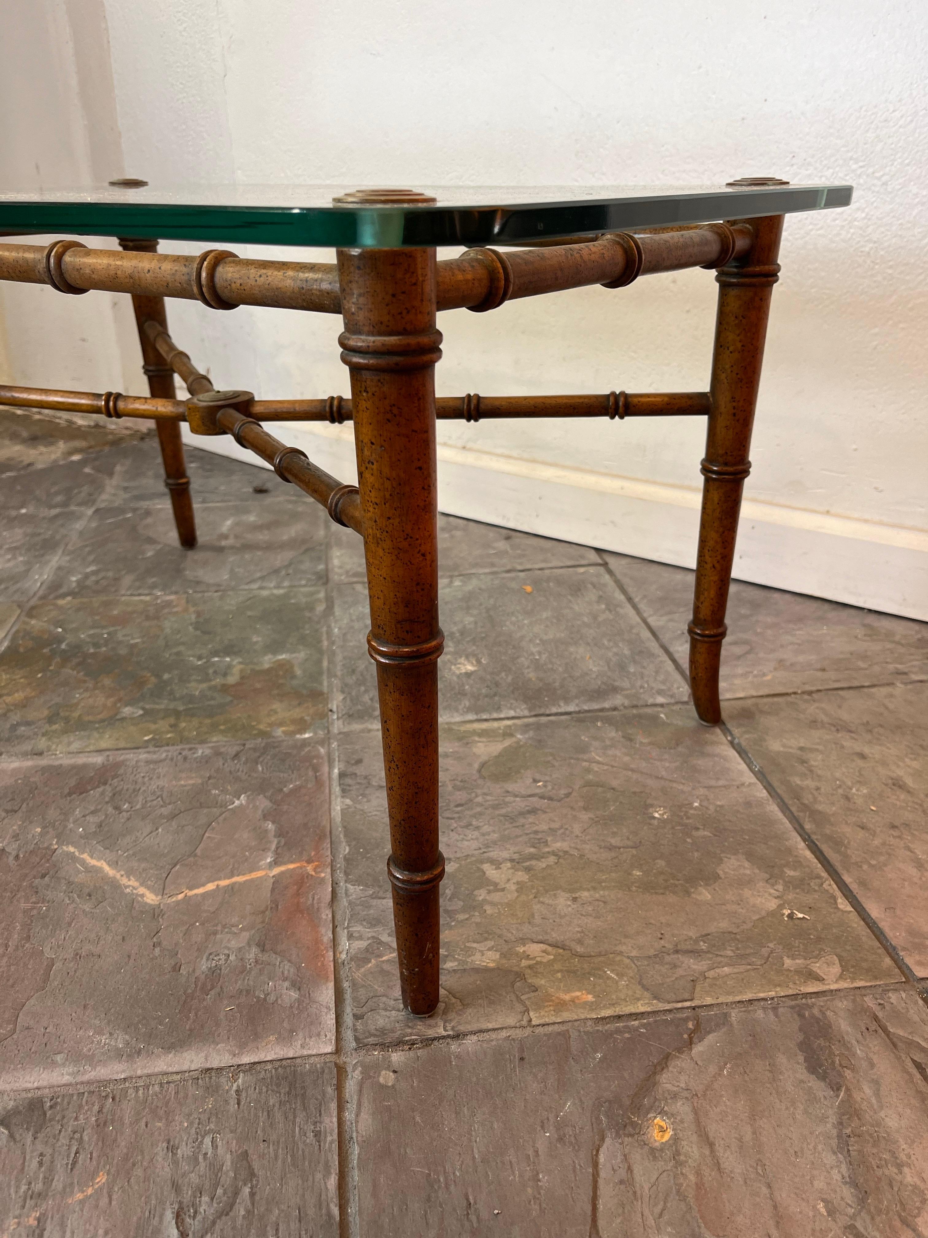 Mesa de centro de bambú sintético de mediados de siglo siglo XX en venta