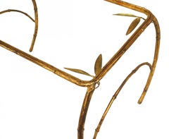 Mesa de centro rectangular de mediados de siglo de imitación de bambú, metal dorado y cristal