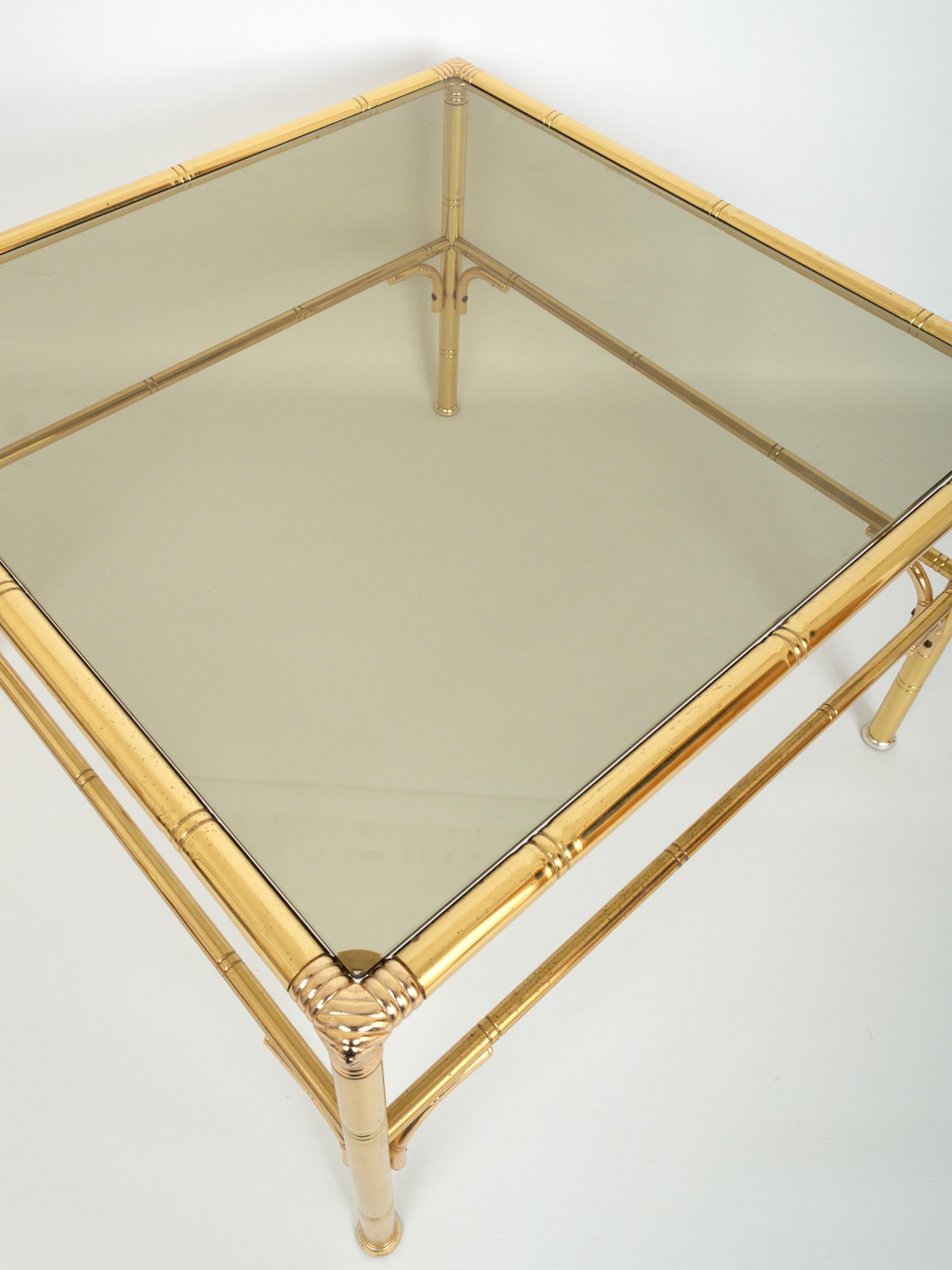italien Table basse carrée du milieu du siècle en faux bambou, laiton doré et verre, Italie, vers 1970 en vente