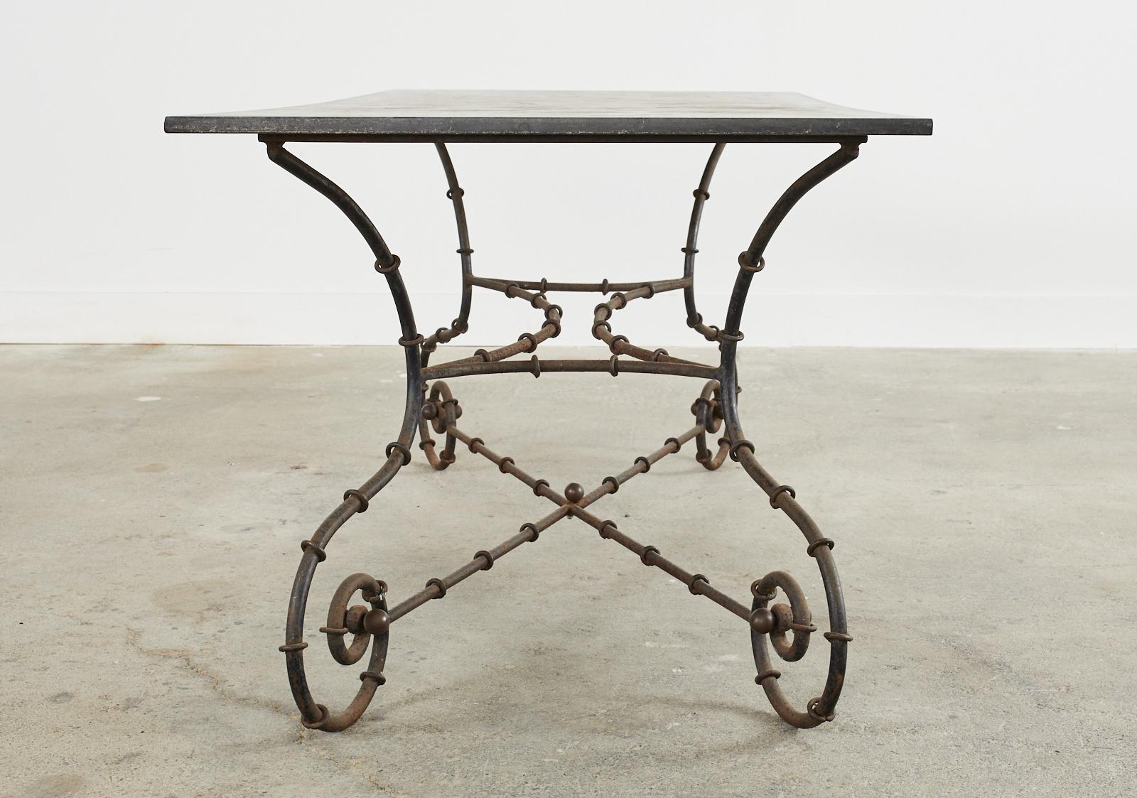 Table de salle à manger de jardin du milieu du siècle en faux bambou et en fer avec plateau en ardoise en vente 10