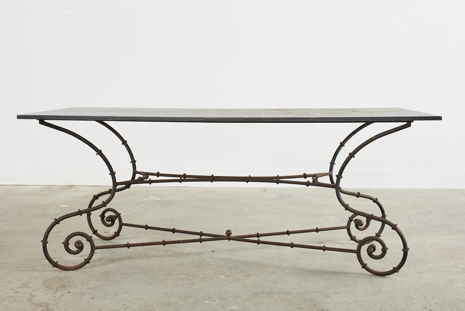 Table de salle à manger de jardin du milieu du siècle en faux bambou et en fer avec plateau en ardoise en vente 12