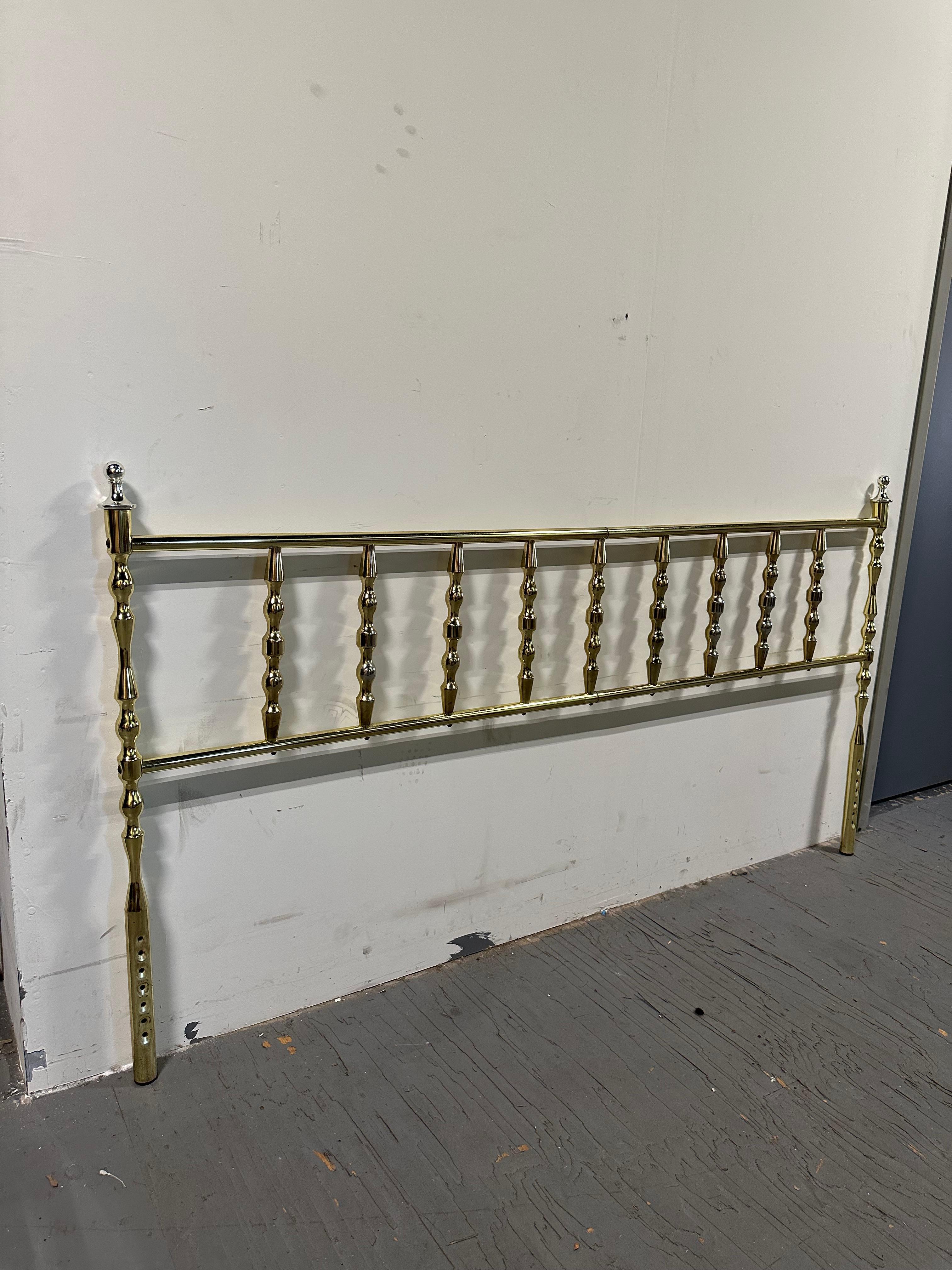 Classic faux bamboo headboard in brass tone for a king size bed. Deep detail in lines. Perfect for mid century or Hollywood Regency decor. Headboard is 2 pieces.
Curbside to NYC/Philly $400