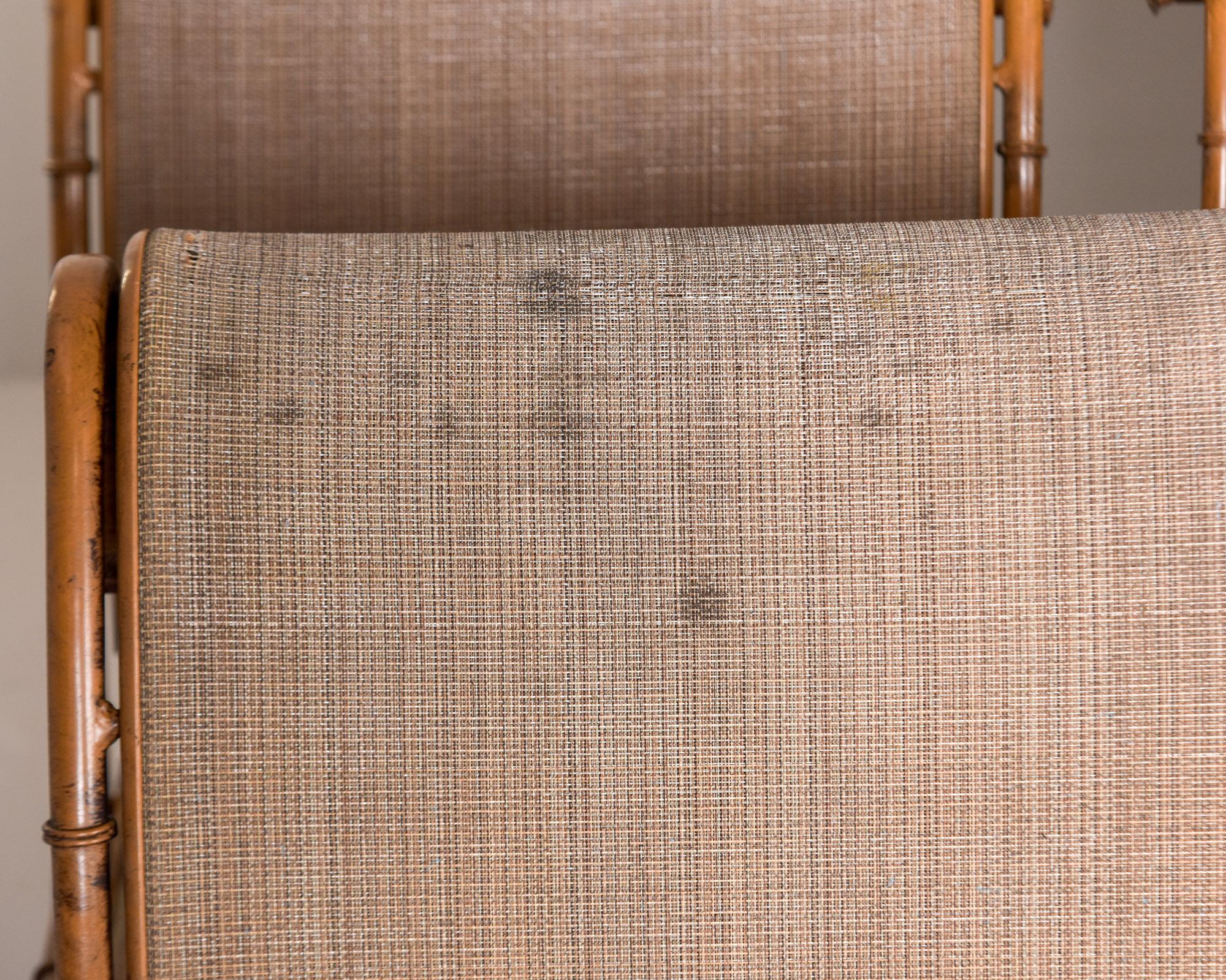 Table mi-siècle en faux bambou, métal et verre avec huit chaises en vente 7