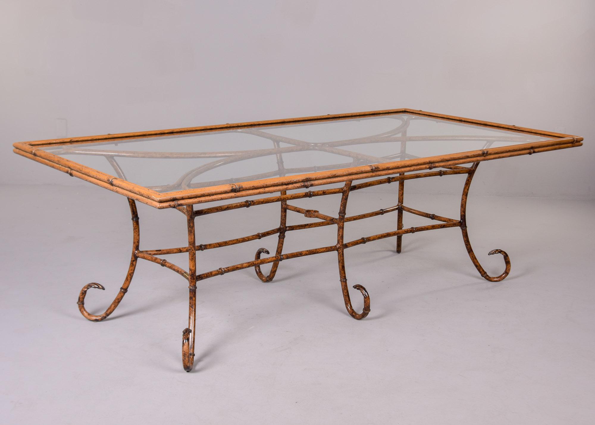 Mid-Century Modern Table mi-siècle en faux bambou, métal et verre avec huit chaises en vente