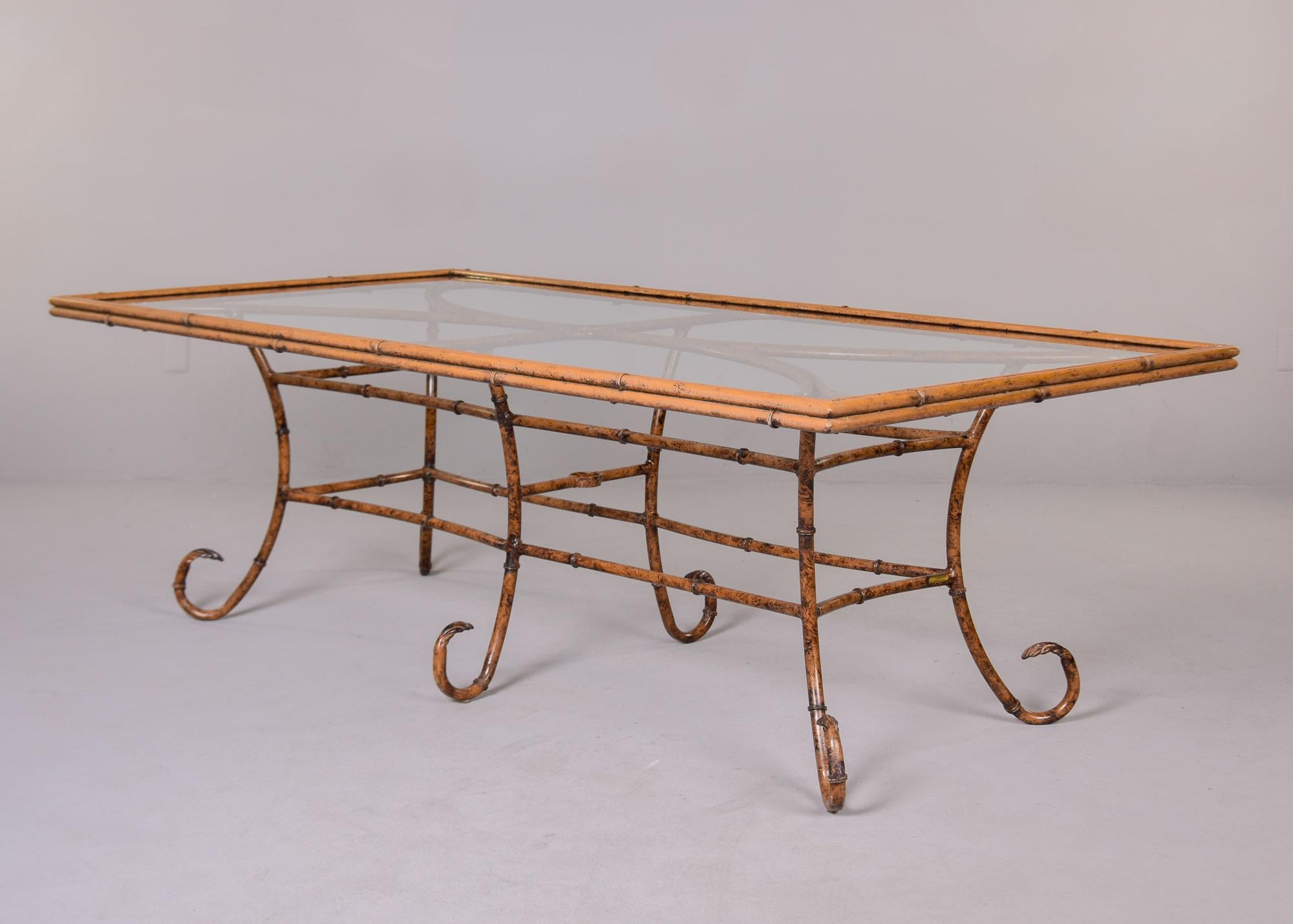 Table mi-siècle en faux bambou, métal et verre avec huit chaises Bon état - En vente à Troy, MI