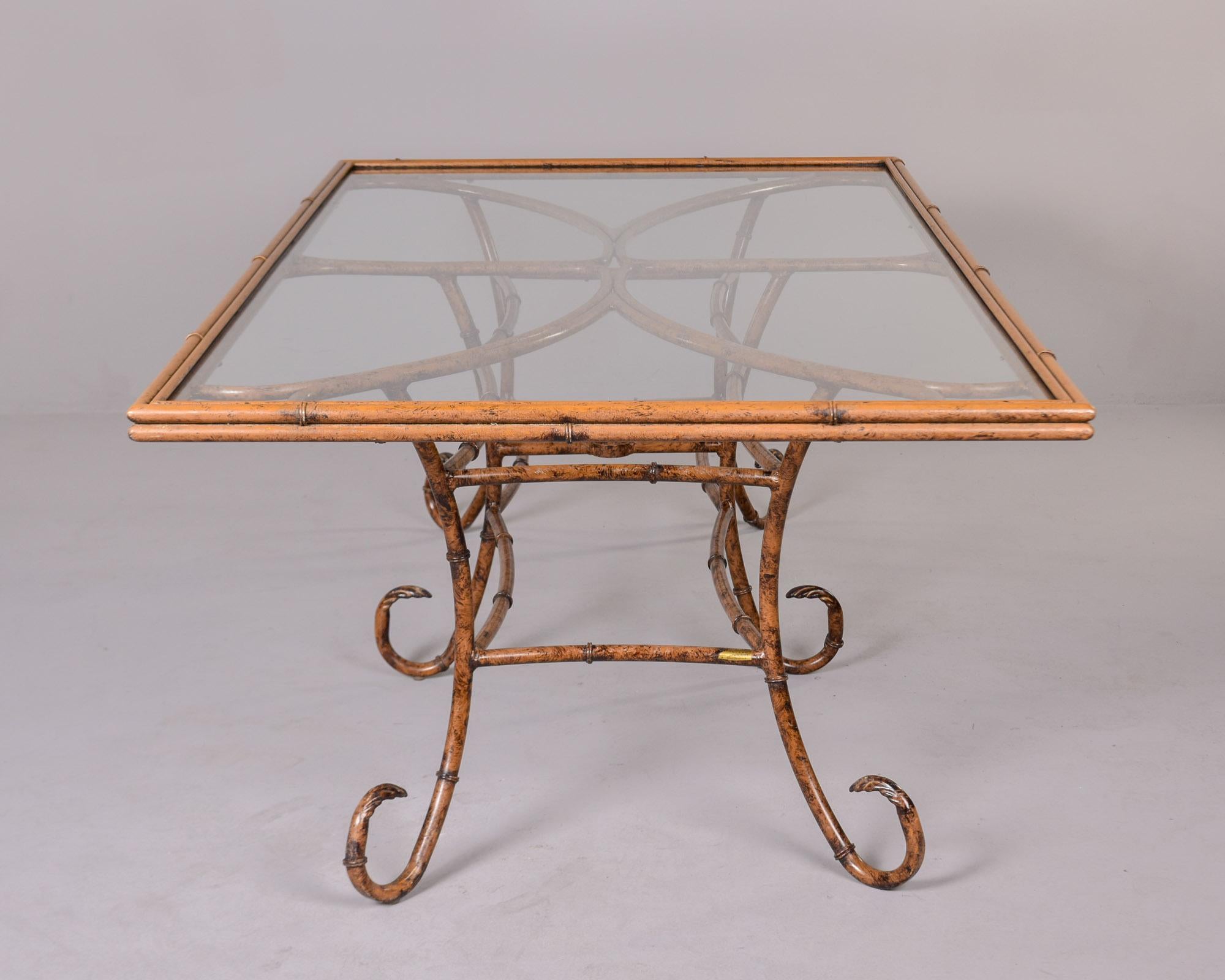 20ième siècle Table mi-siècle en faux bambou, métal et verre avec huit chaises en vente