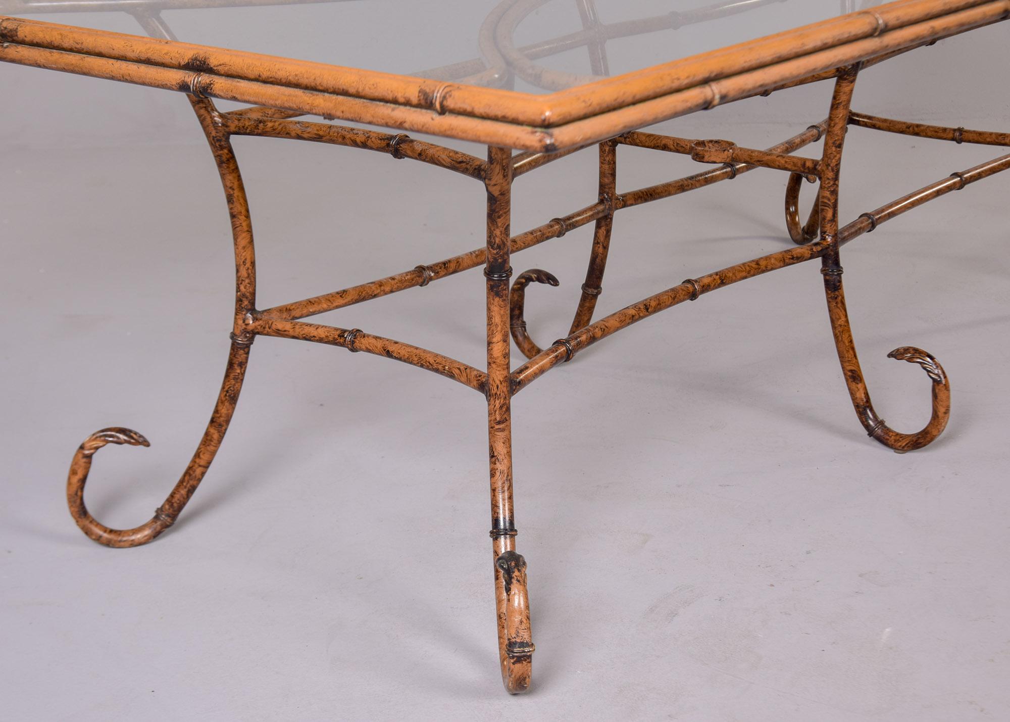 Métal Table mi-siècle en faux bambou, métal et verre avec huit chaises en vente