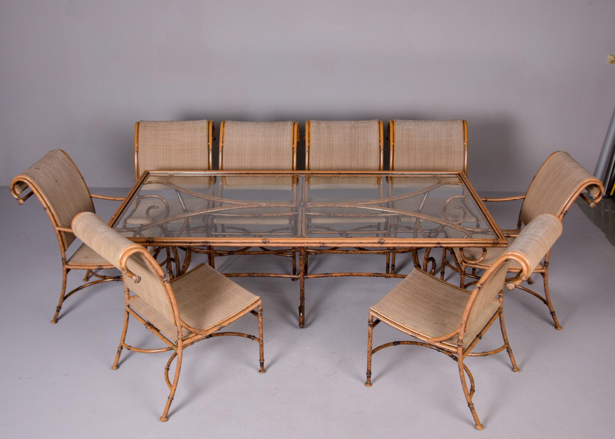 Table mi-siècle en faux bambou, métal et verre avec huit chaises en vente 1