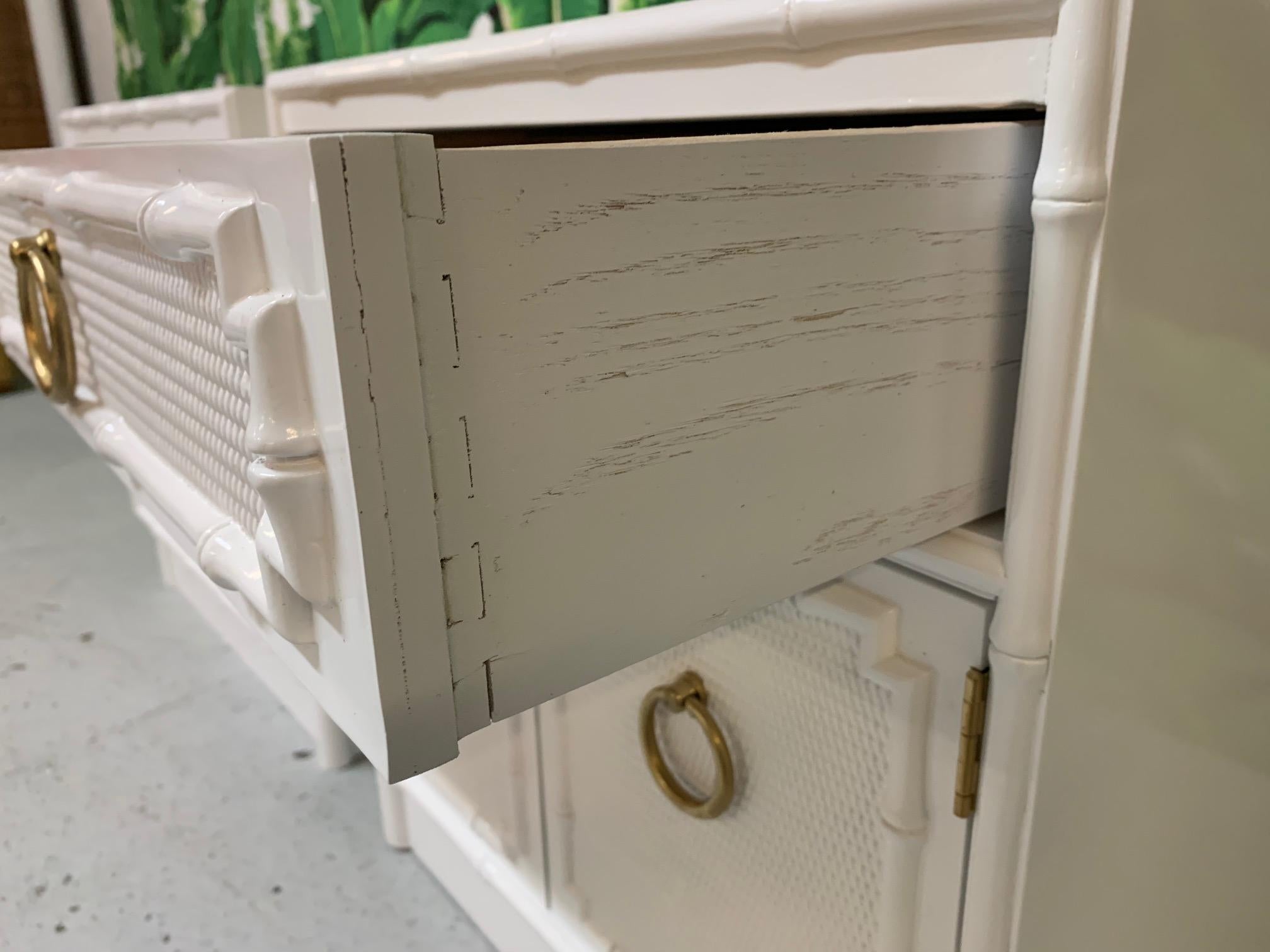 Laiton Tables de nuit en faux bambou du milieu du siècle par Omega:: une paire