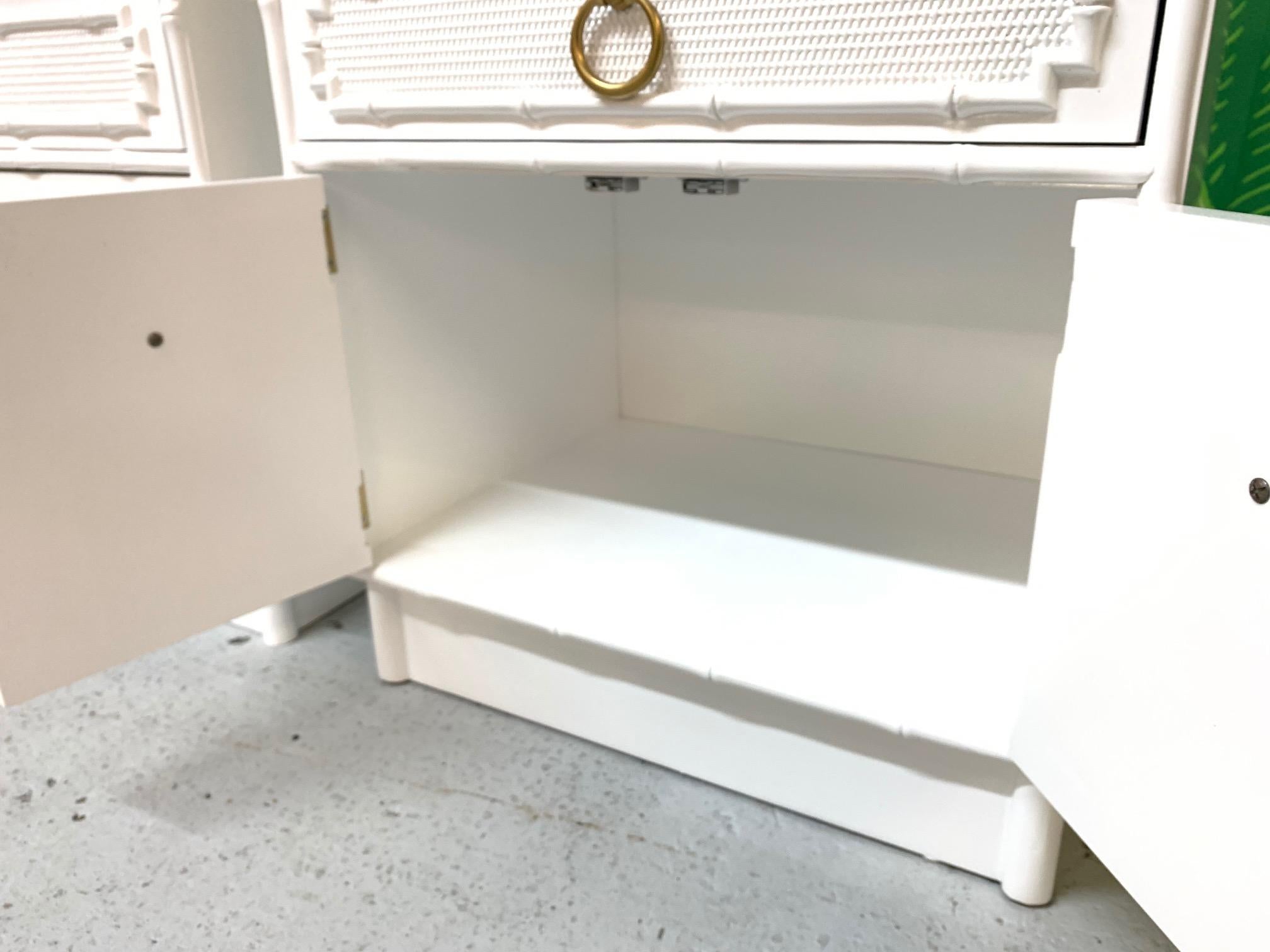 Tables de nuit en faux bambou du milieu du siècle par Omega:: une paire 1