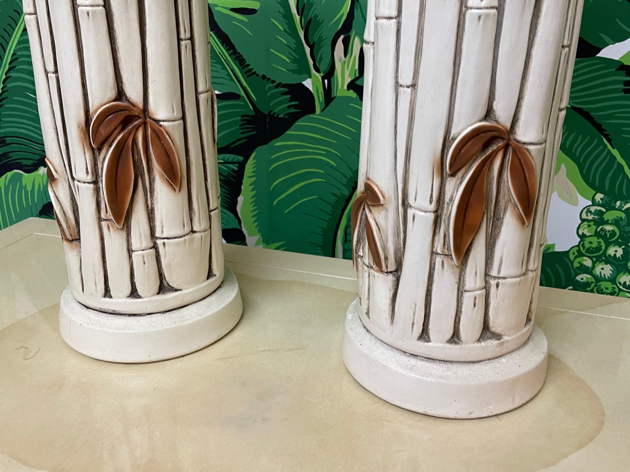 Coppia di lampade da tavolo vintage in stile finto bambù. Composizione in ceramica/gesso. Condizioni molto buone con solo lievi imperfezioni dovute all'età.